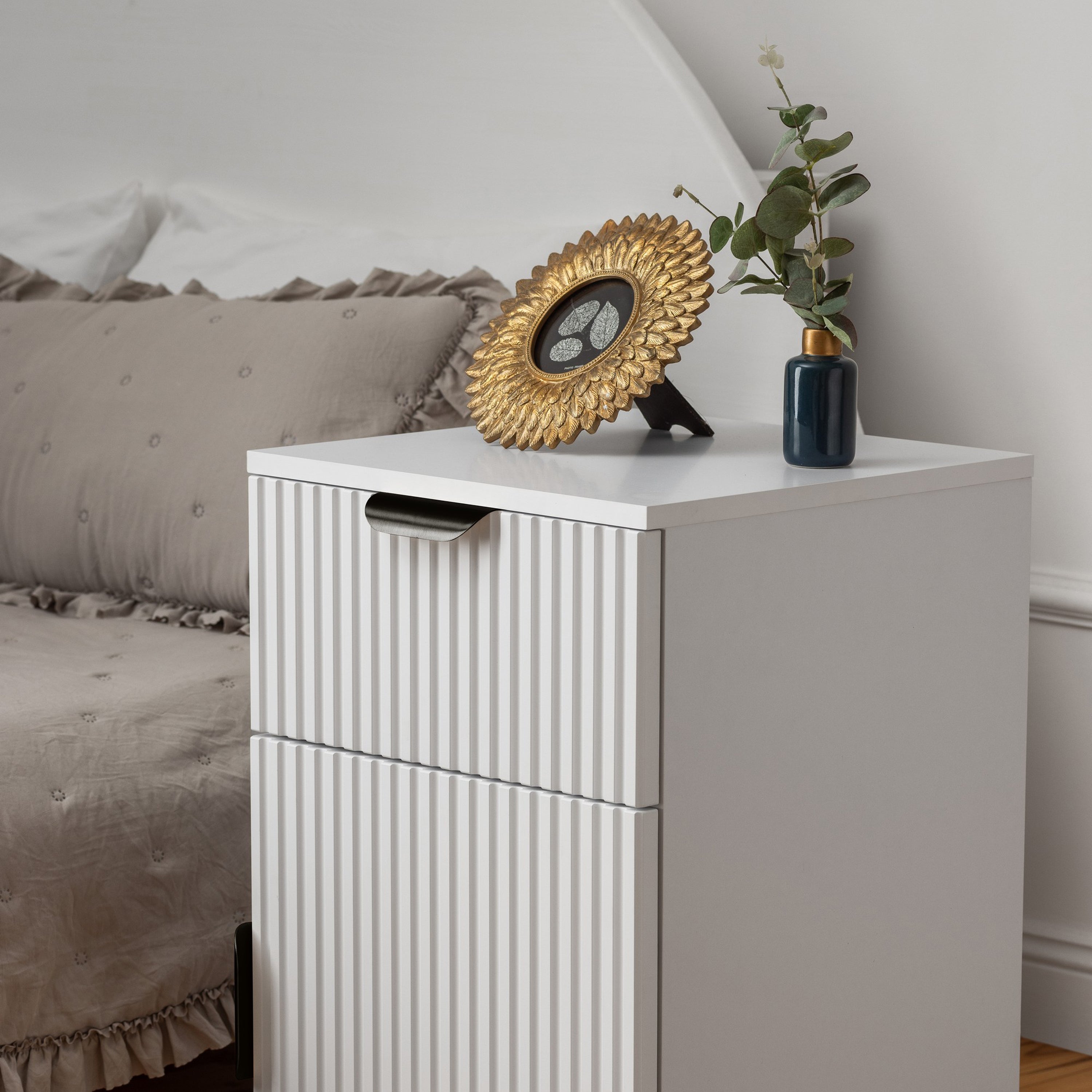 PORTO BEDSIDE TABLE - WHITE - FLUTED - PULL BLACK 3