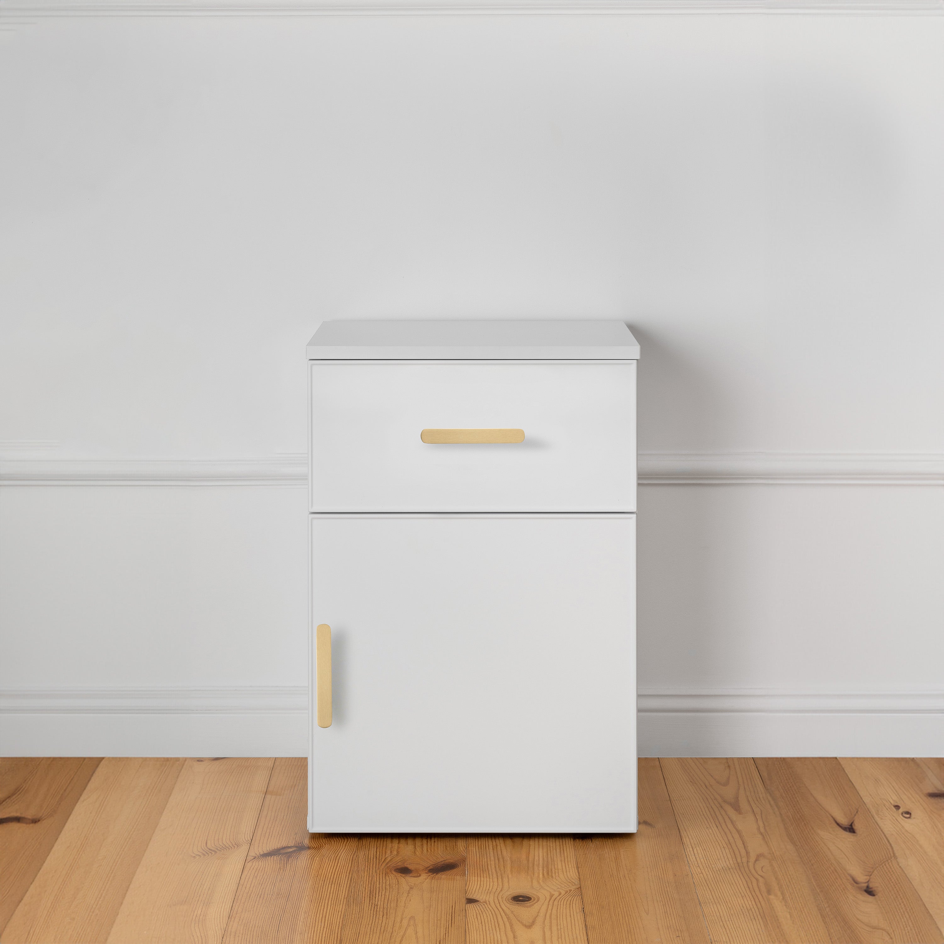 PORTO BEDSIDE TABLE - WHITE - SLIM - OVAL BRASS 4