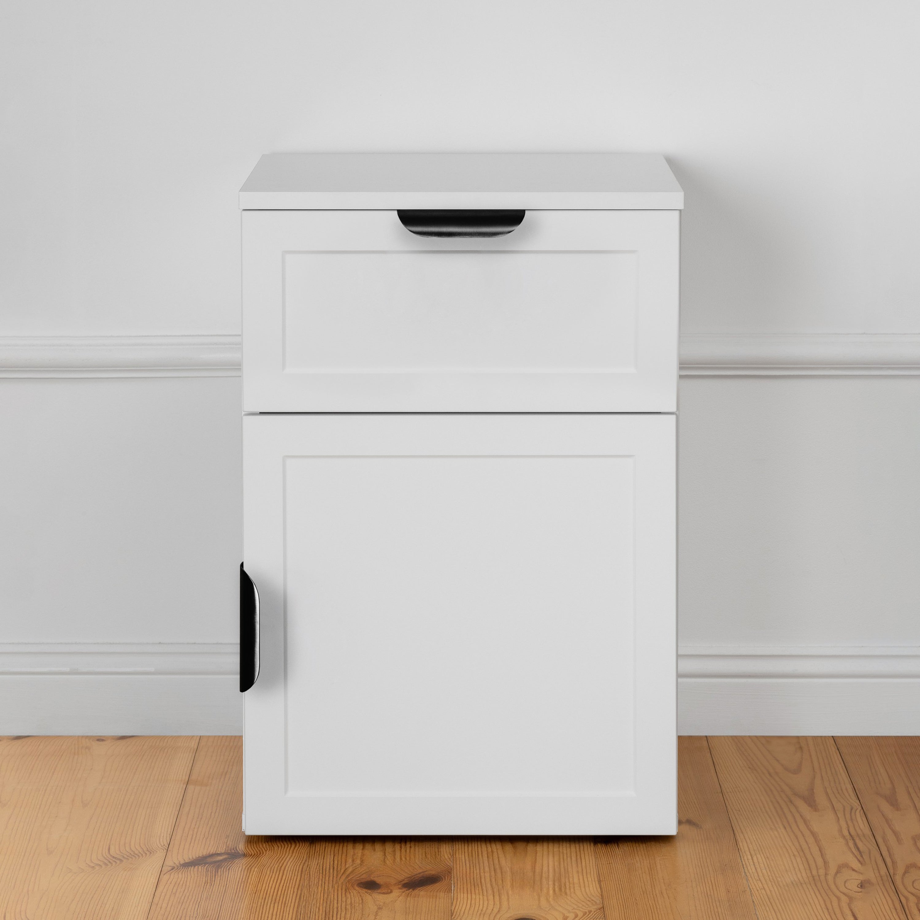 PORTO BEDSIDE TABLE - WHITE - HAMPTONS - PULL BLACK 4
