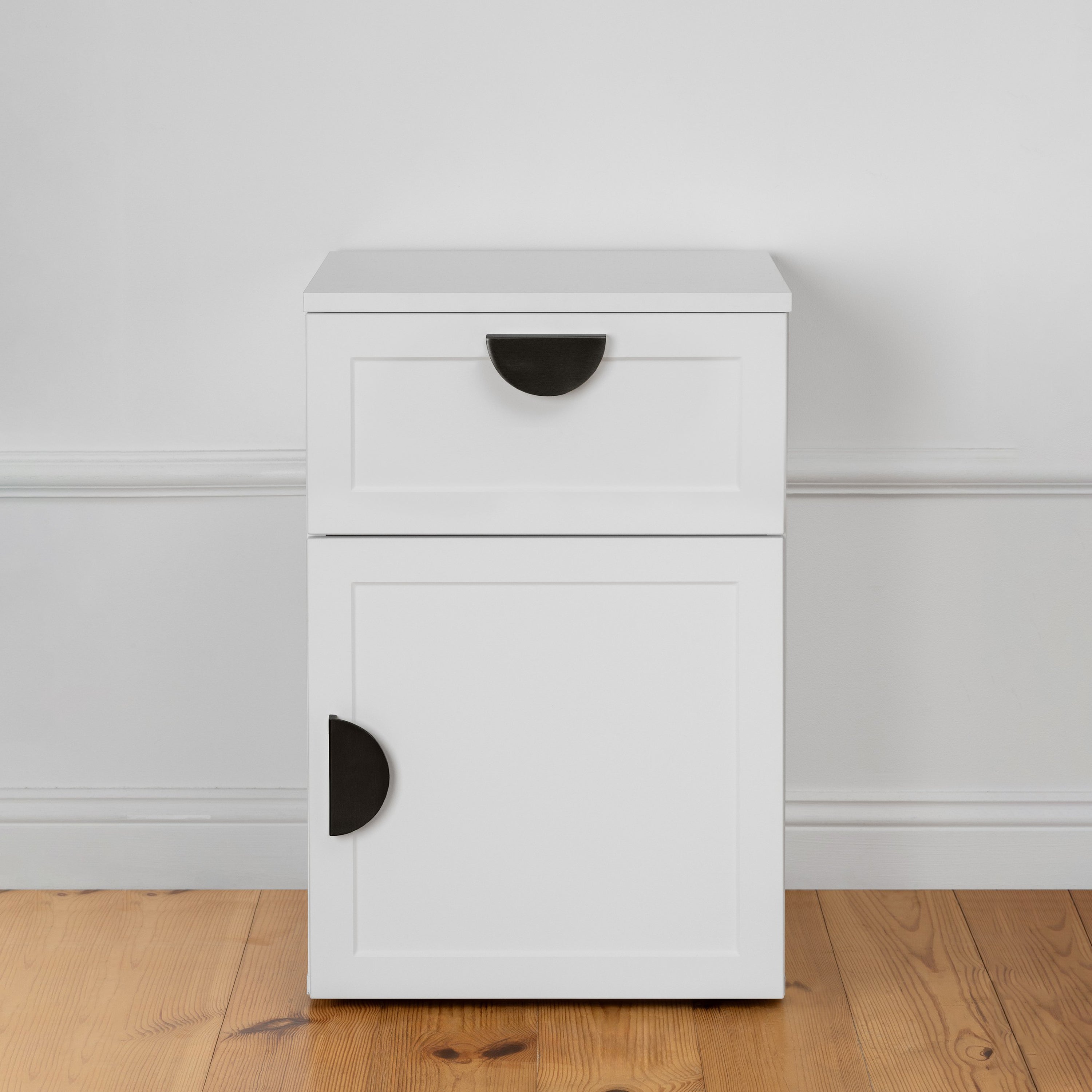 PORTO BEDSIDE TABLE - WHITE - HAMPTONS - HALF MOON BLACK 4