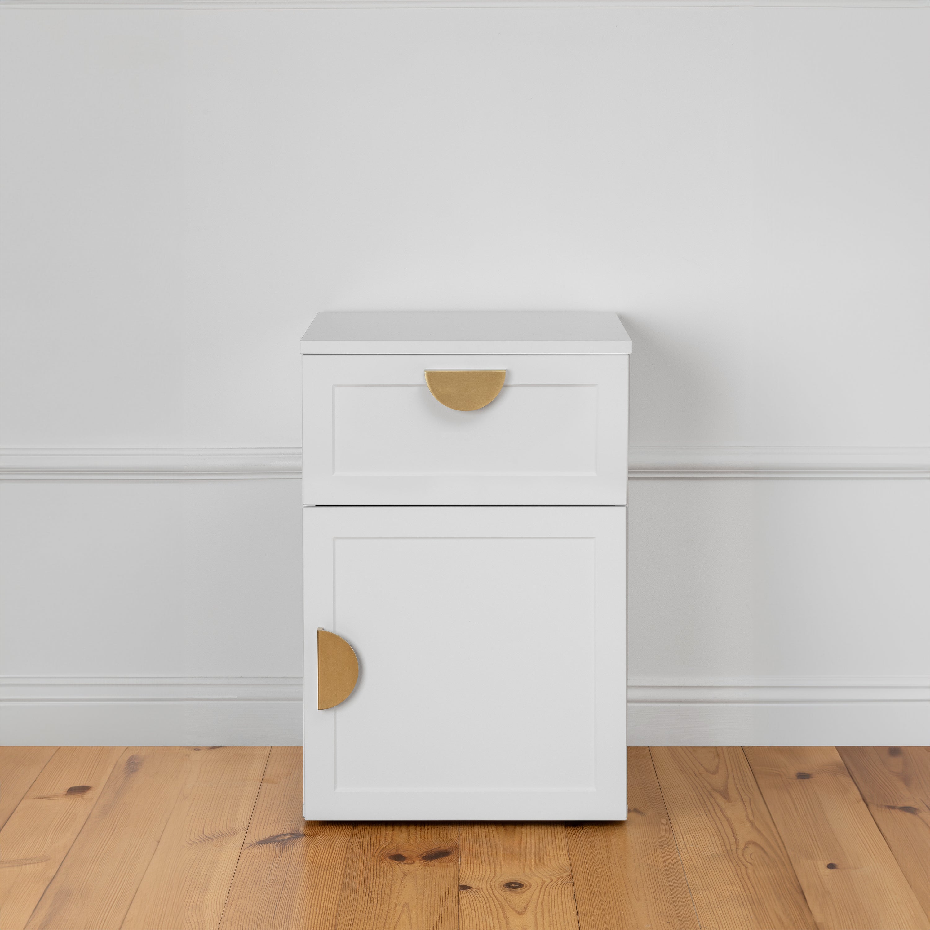 PORTO BEDSIDE TABLE - WHITE - HAMPTONS - HALF MOON BRASS 4