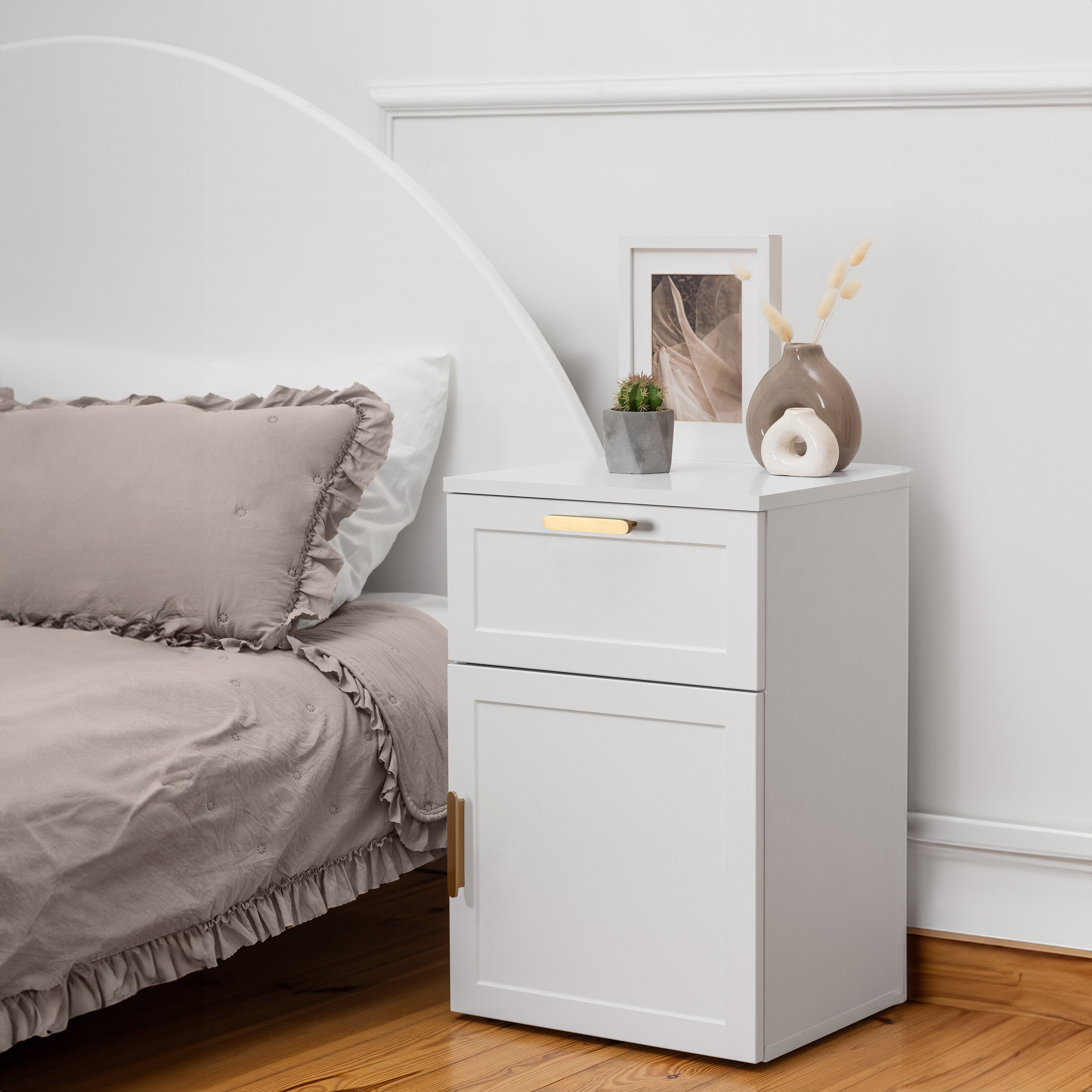 PORTO BEDSIDE TABLE - WHITE - HAMPTONS - OVAL BRASS 3