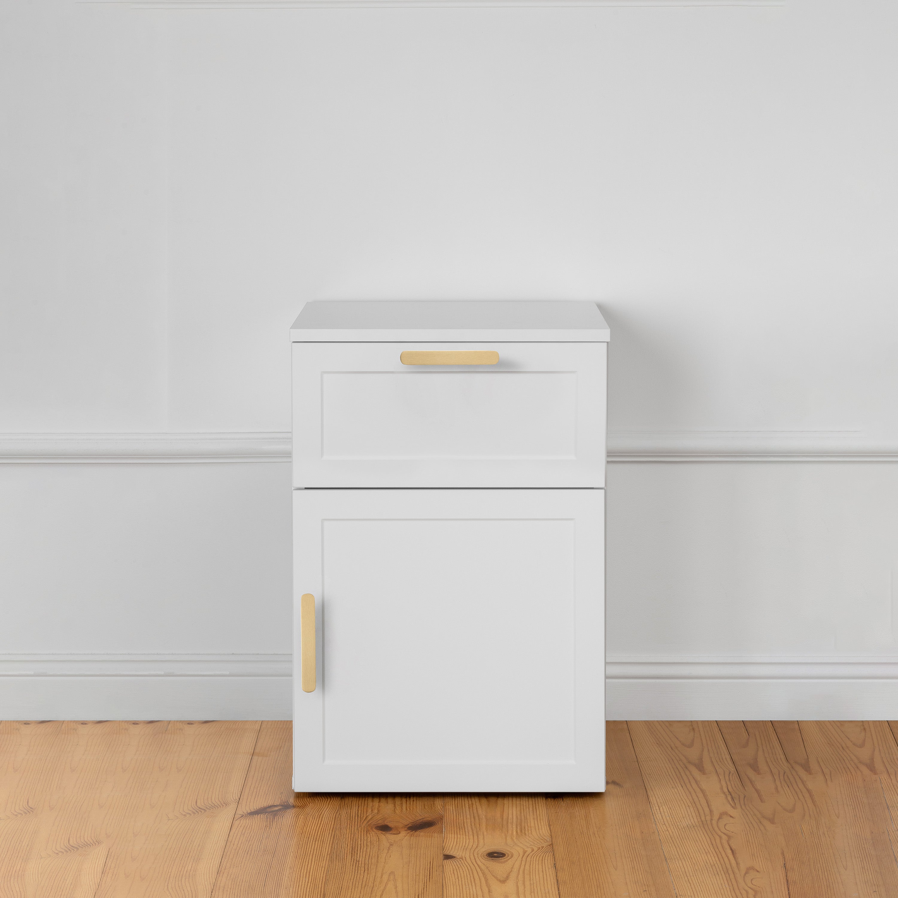 PORTO BEDSIDE TABLE - WHITE - HAMPTONS - OVAL BRASS 4