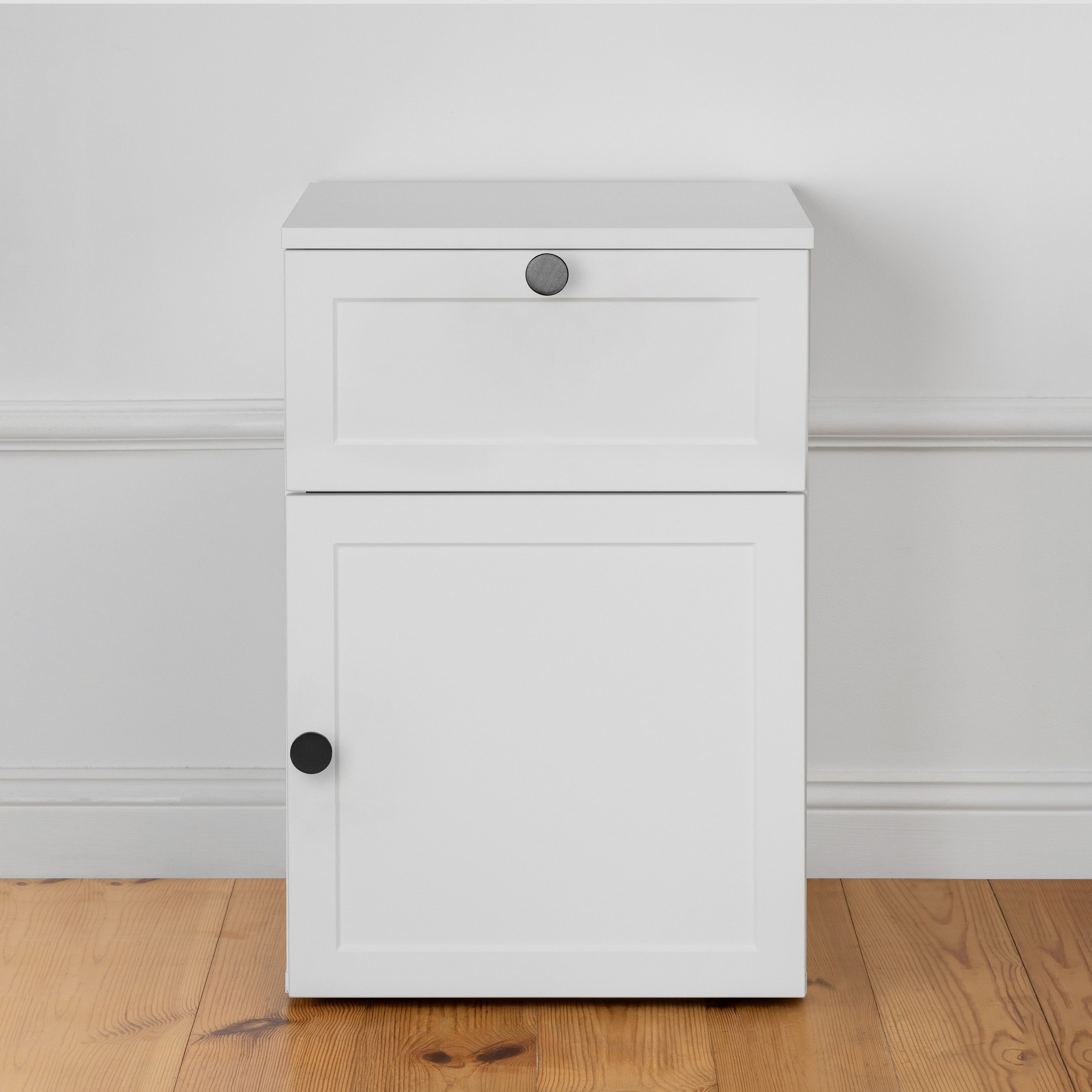 PORTO BEDSIDE TABLE - WHITE - HAMPTONS - ROUND BLACK 4