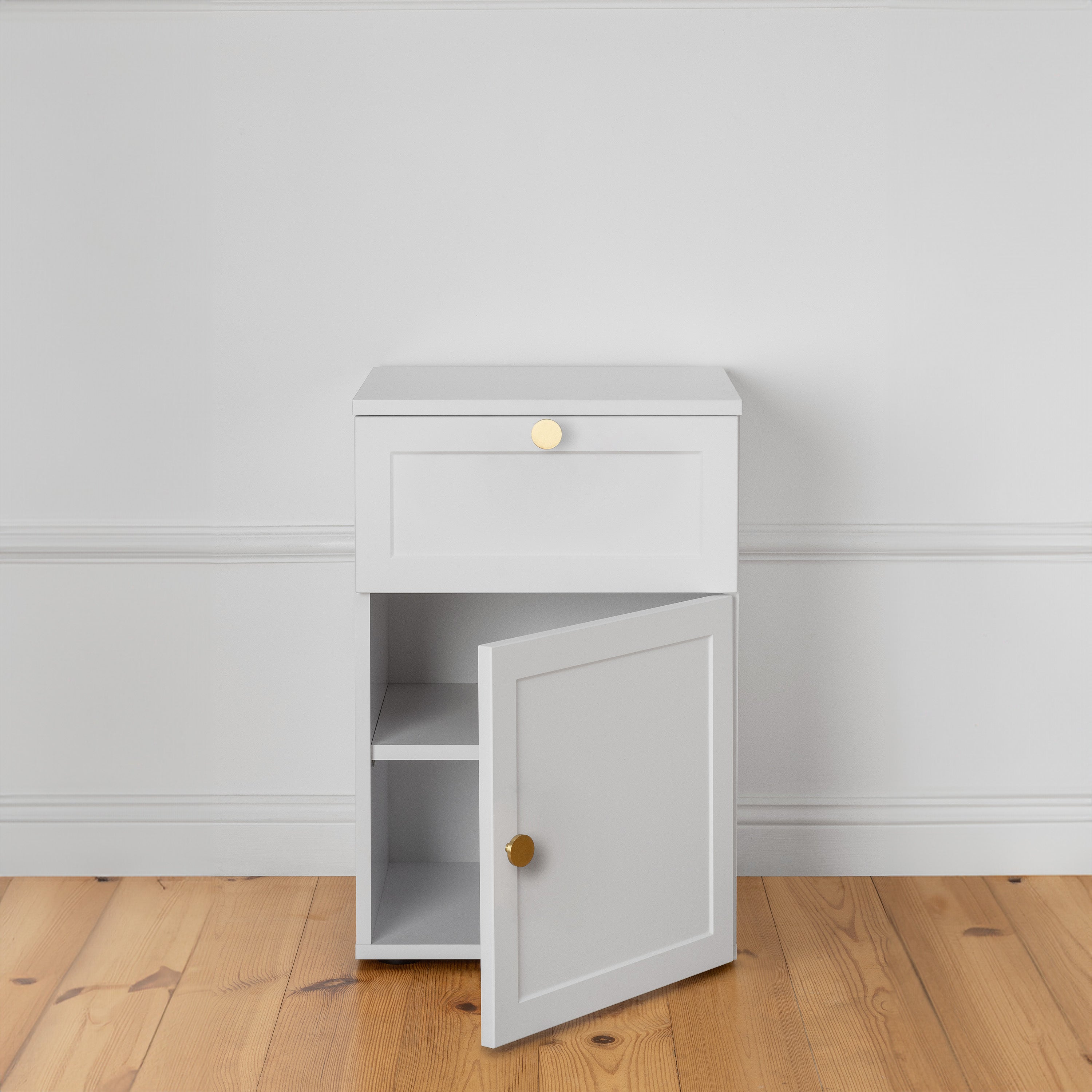 PORTO BEDSIDE TABLE - WHITE - HAMPTONS - ROUND BRASS 3