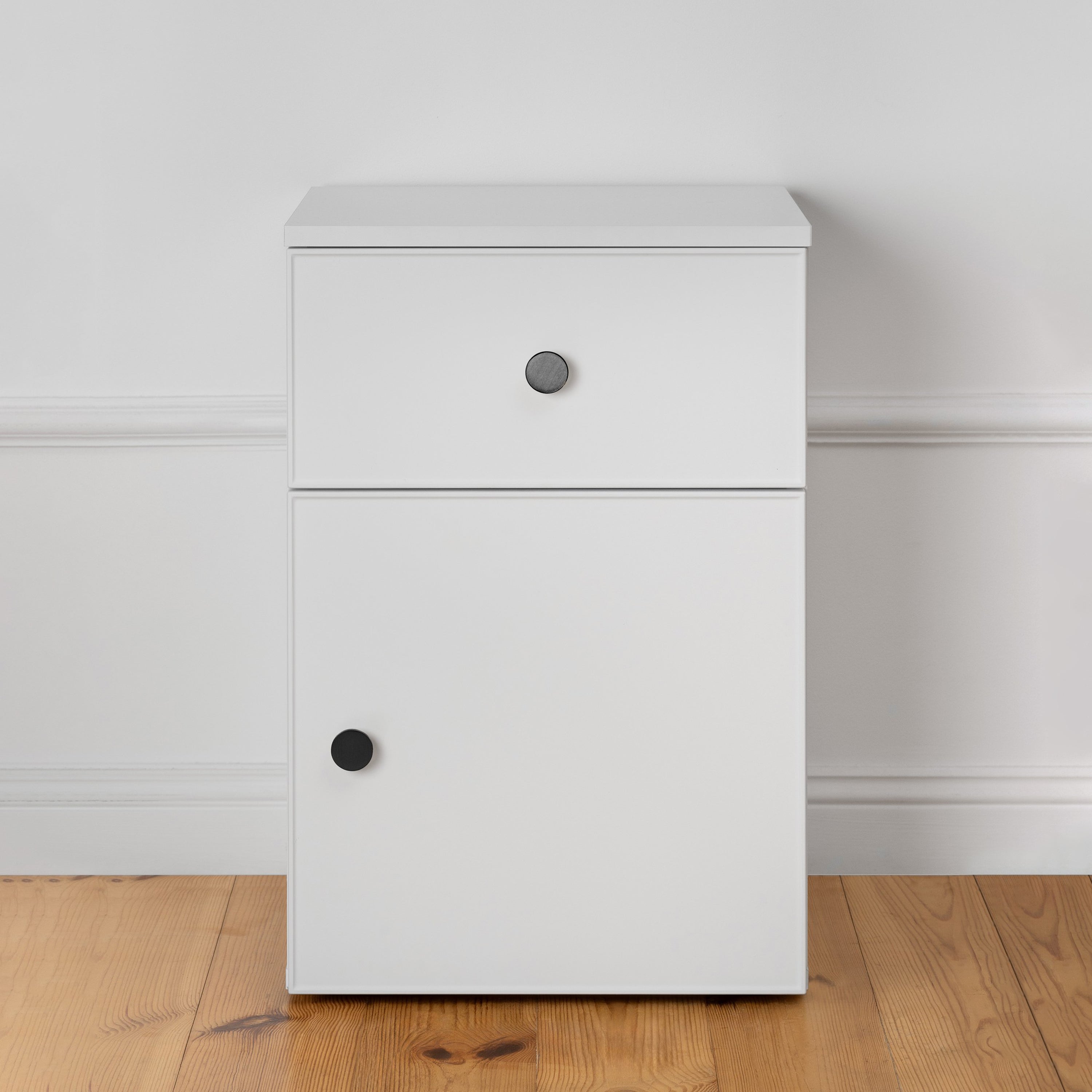 PORTO BEDSIDE TABLE - WHITE - SLIM - ROUND BLACK 4