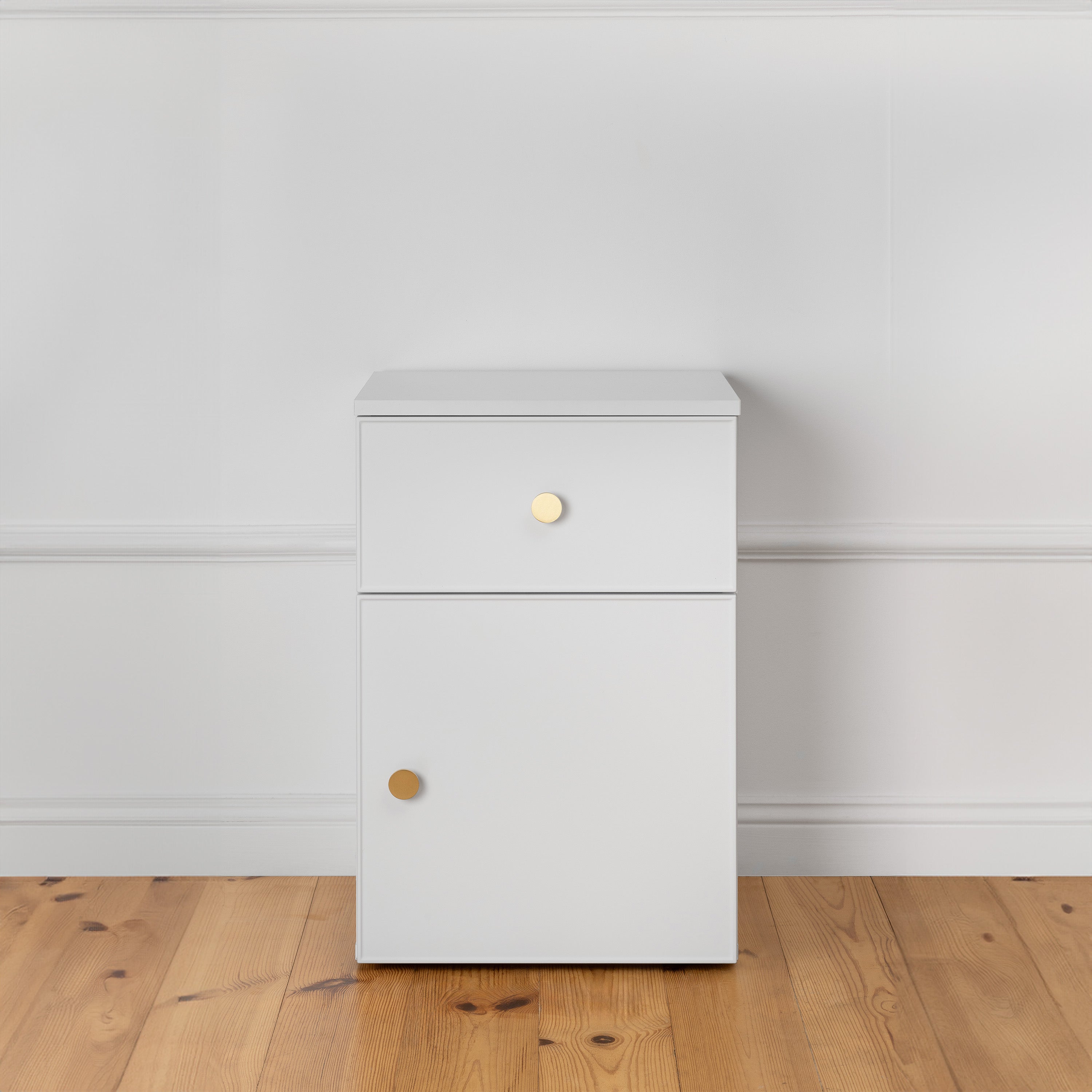 PORTO BEDSIDE TABLE - WHITE - SLIM - ROUND BRASS 4