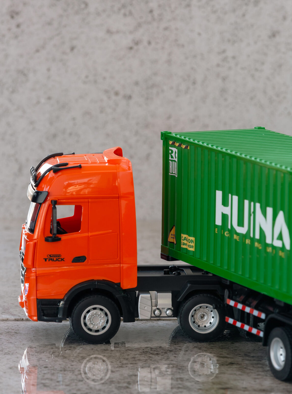 1:18 Scale 9-Channel Alloy Remote Control Container Truck with Lights & Sound for Indoor Play 7