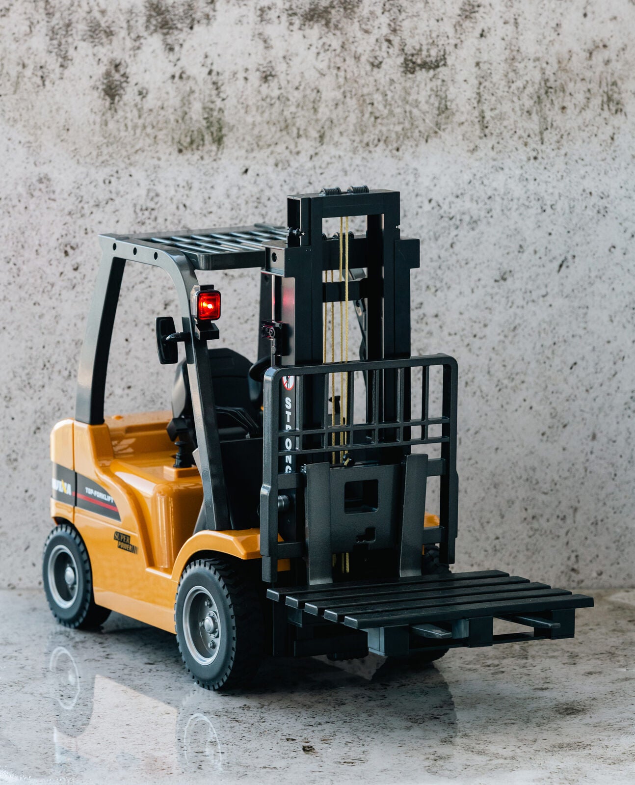 1:10 Scale 2.4G 8-Channel Metal Remote Control Forklift Construction Vehicle with Lifting Function & Sound 11