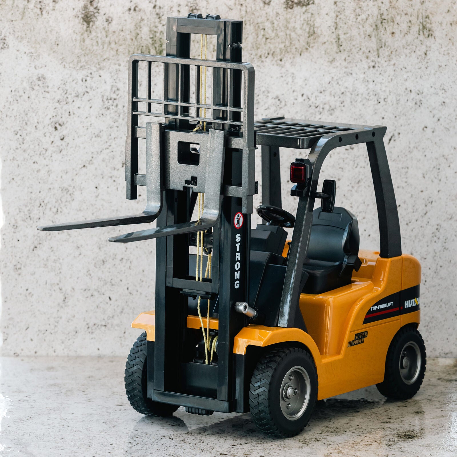 1:10 Scale 2.4G 8-Channel Metal Remote Control Forklift Construction Vehicle with Lifting Function & Sound 12