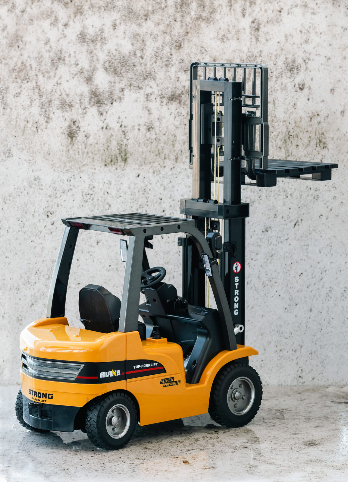 1:10 Scale 2.4G 8-Channel Metal Remote Control Forklift Construction Vehicle with Lifting Function & Sound 8