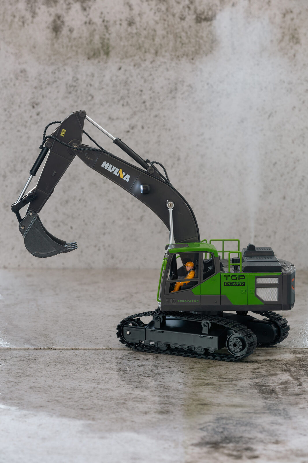 1:18 Scale 13-Channel Alloy Remote Control Excavator Construction Vehicle with Lights, Sound and Steam 5