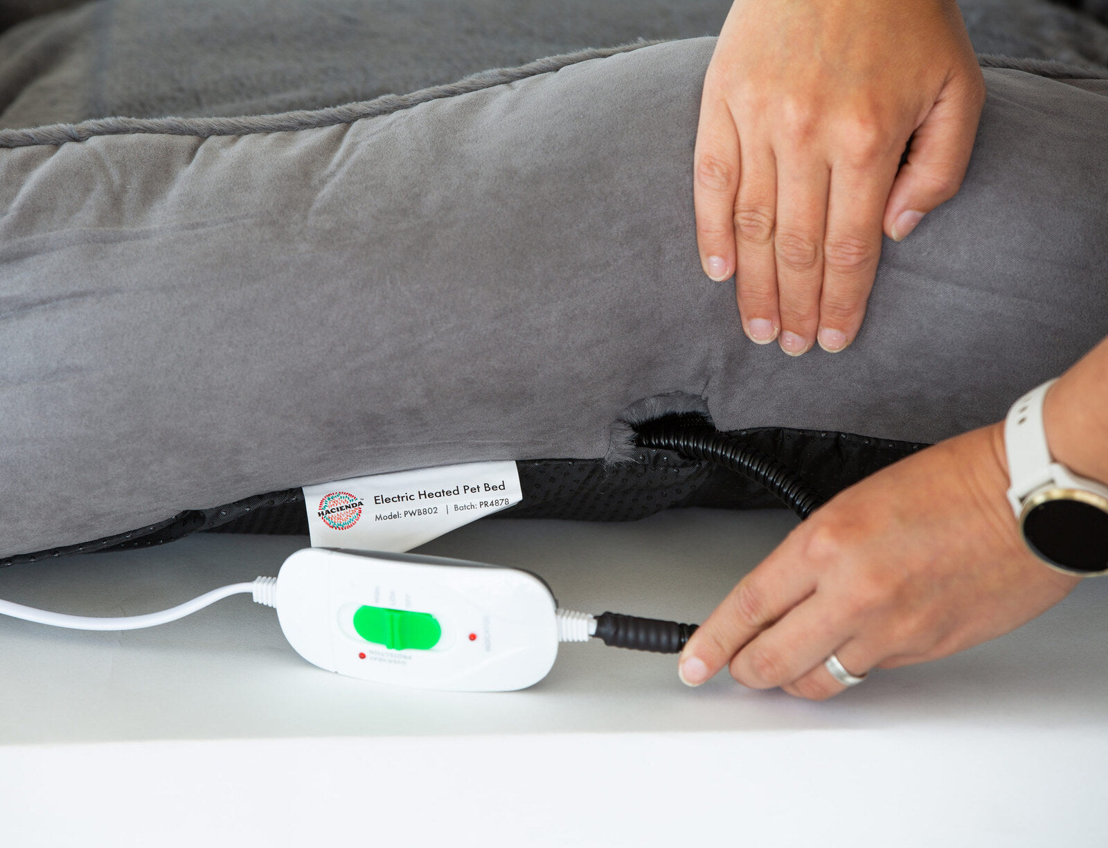 Easy to Clean Electric Heated Rabbit Faux Fur Covering Pet Bed - Medium 5