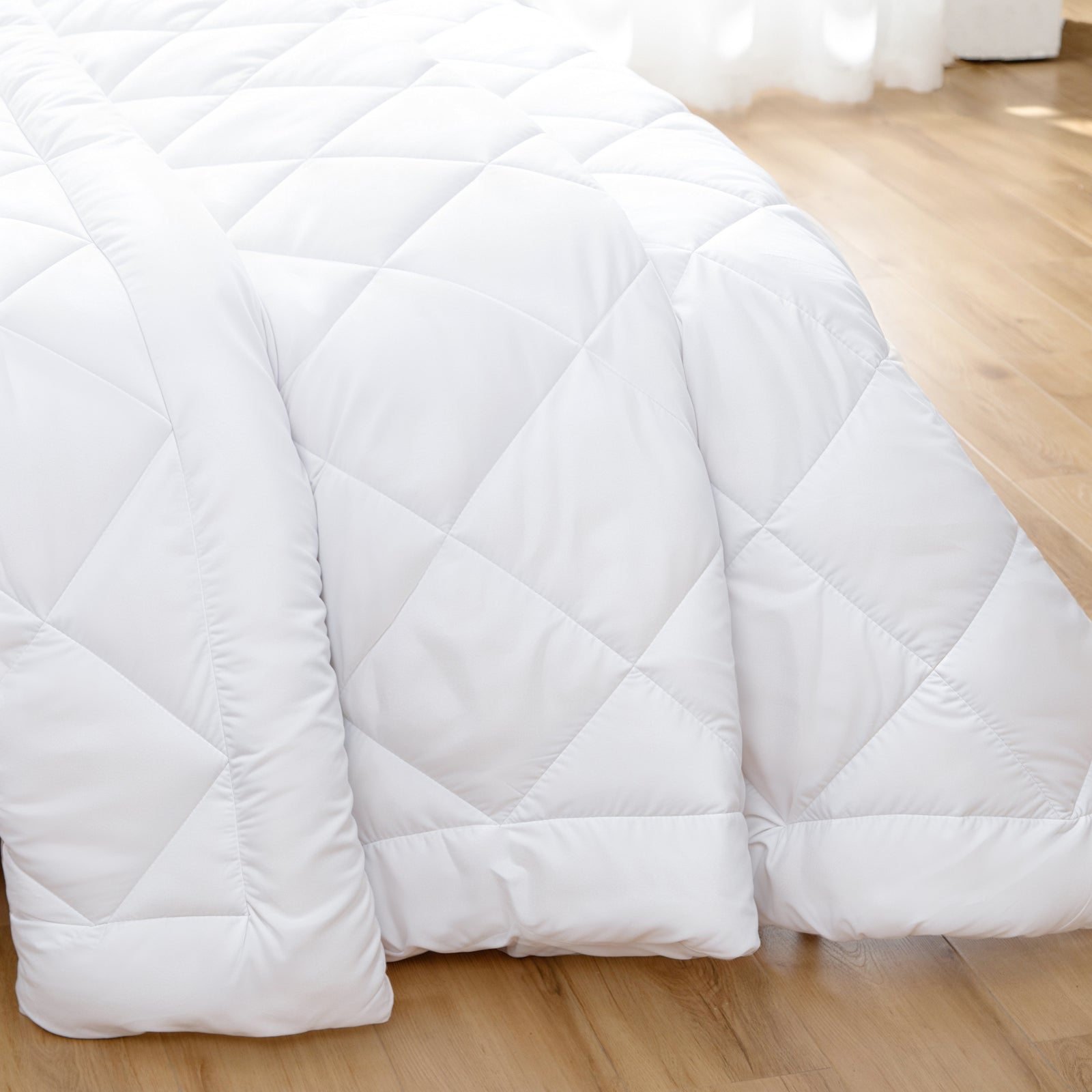 Microfiber/Bamboo Blend, Hypoallergenic & Antibacterial Quilt - Queen 5