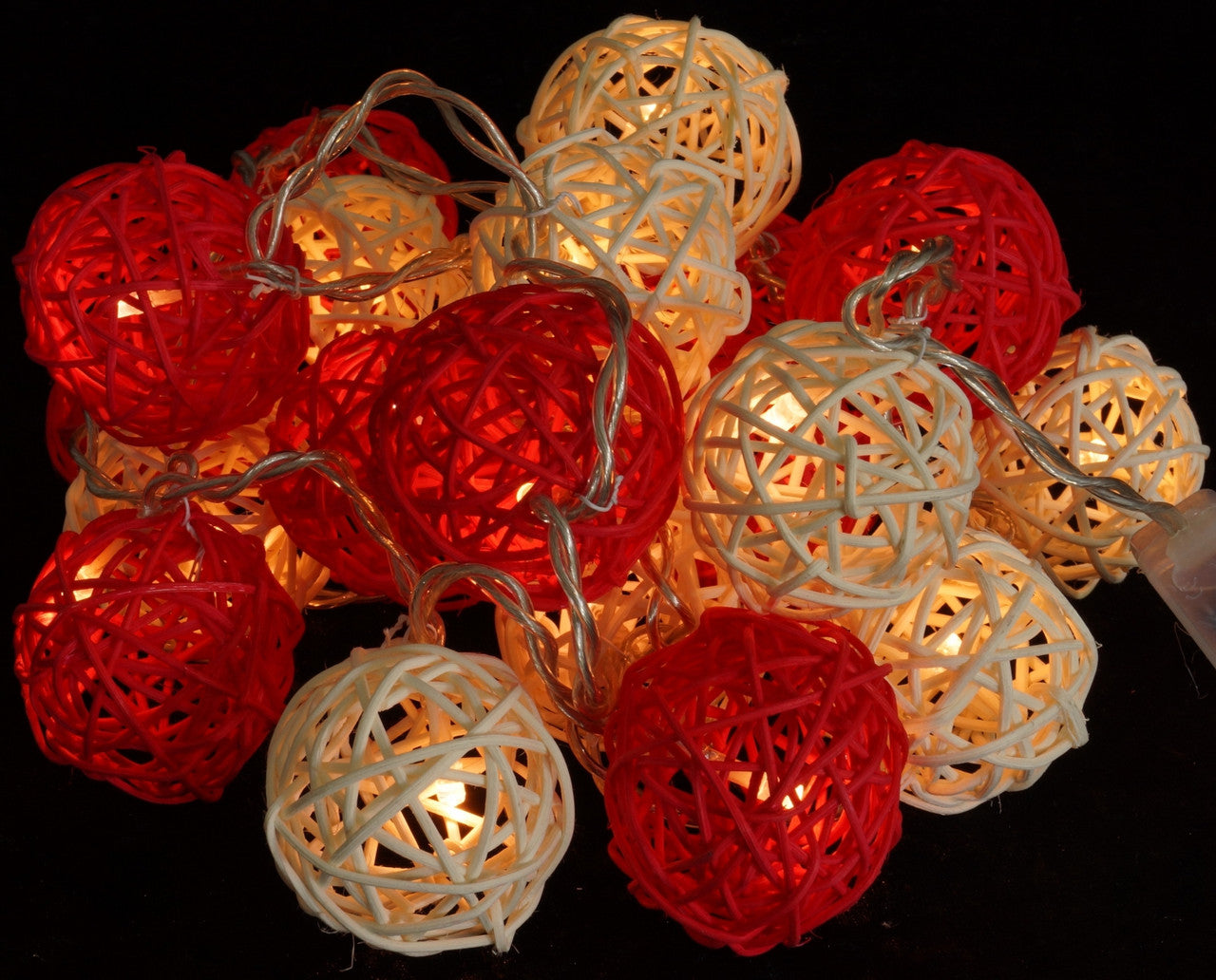 1 Set of Red and White 5cm Rattan Cane 50 Ball Battery Powered LONG 5m String Lights Christmas Gift Home Wedding Party Bedroom Decoration Table Centrepiece 8