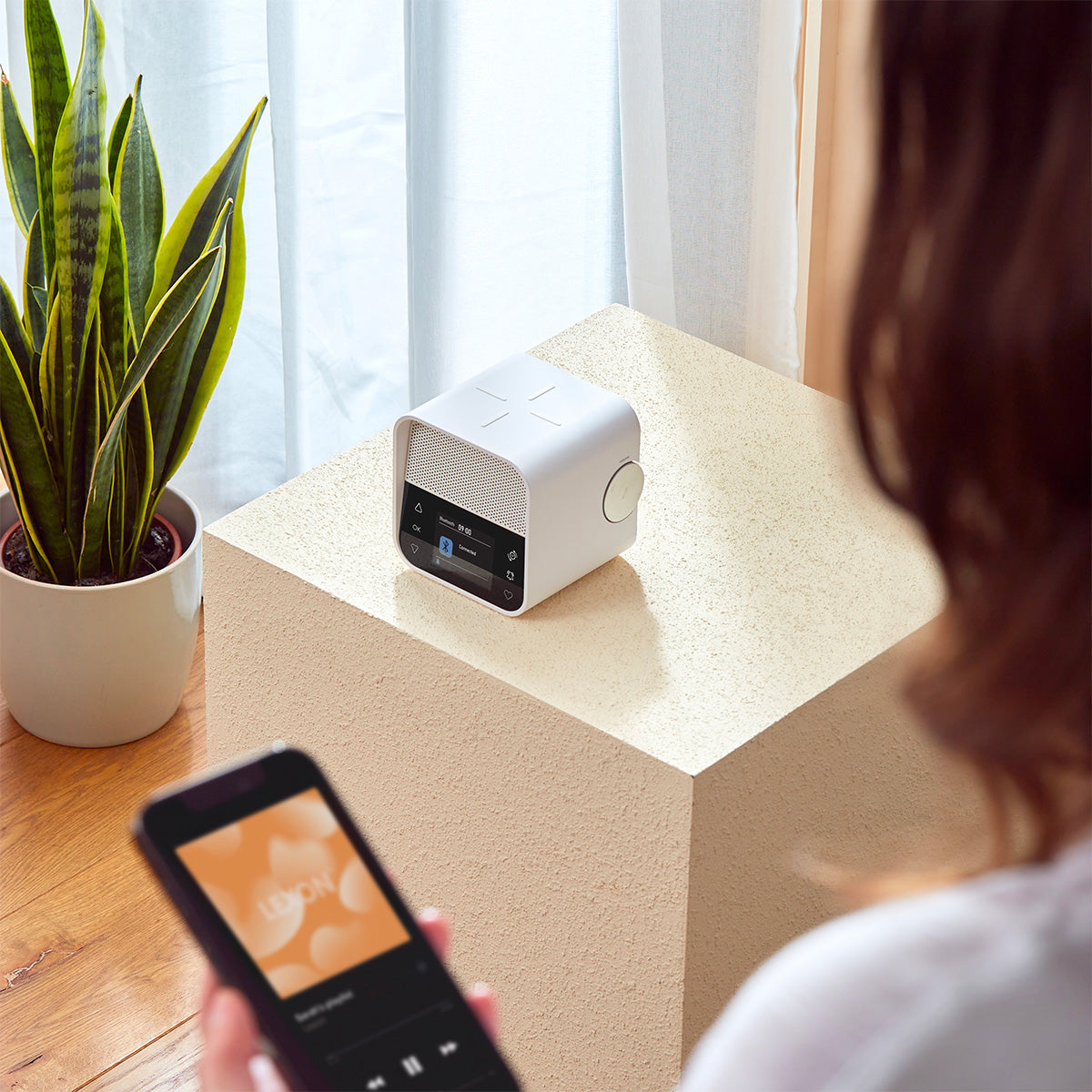 Lexon Oslo Dab & Fm Alarm Clock Radio / Bluetooth Speaker / Wireless Charger - White 5