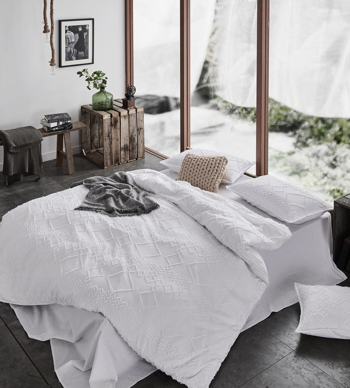 100% Premium Tufted Microfibre Quilt Cover Set - Ultra-Soft, Durable Embroidery Bedding Comforter Set - Machine Washable & Zipper Closure - White - Single 3