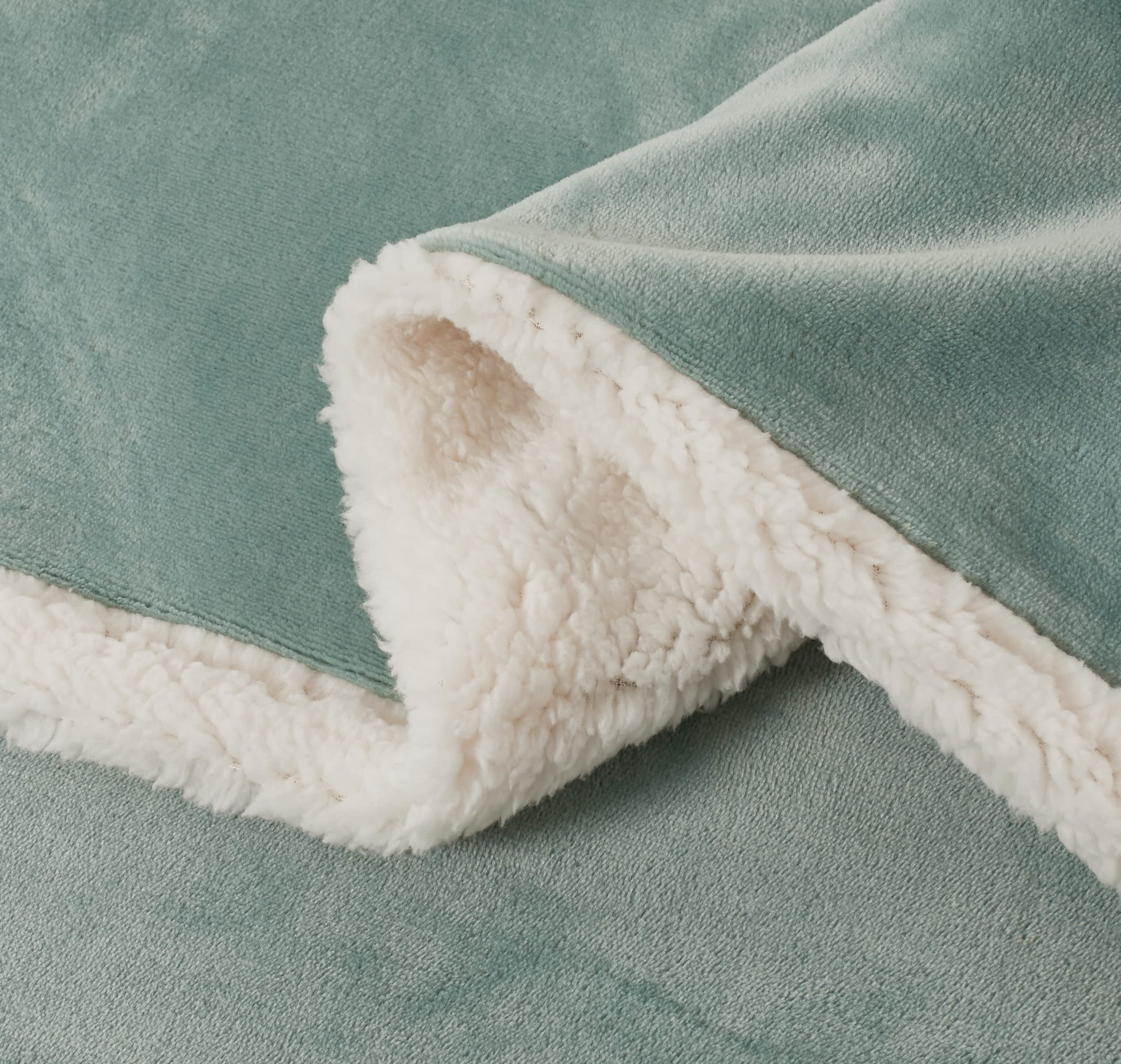 2-in-1 Teddy Sherpa Quilt Cover Set (Sage Green, Super King) 3