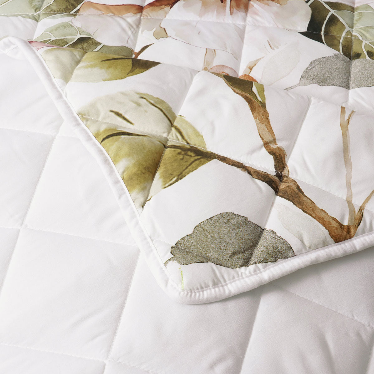 Bianca Rosalia White Floral Printed Quilted Polyester Coverlet Set Queen/King 5