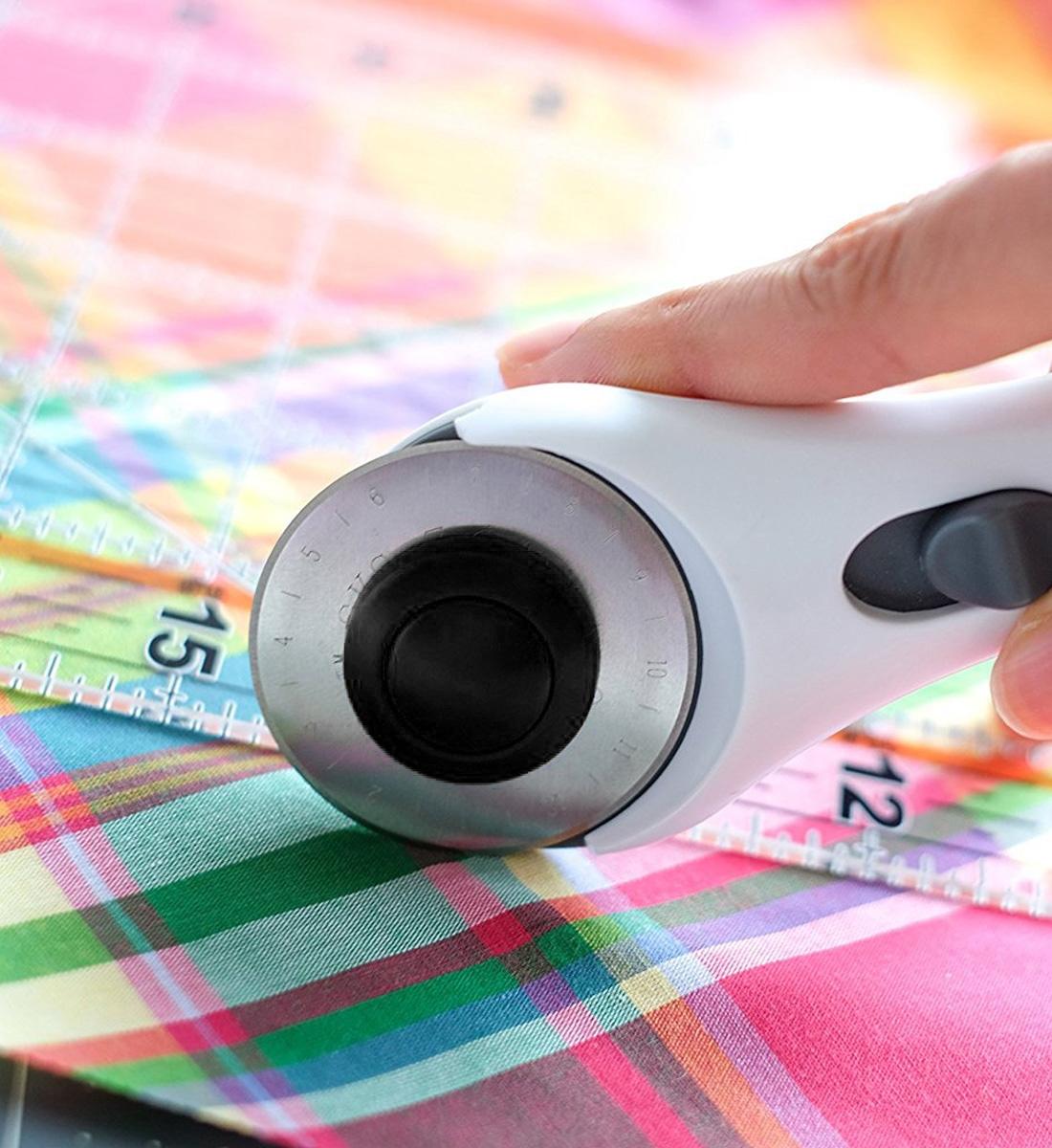 28mm Straight Handle Rotary Cutter with Safeguard by Dafa 8