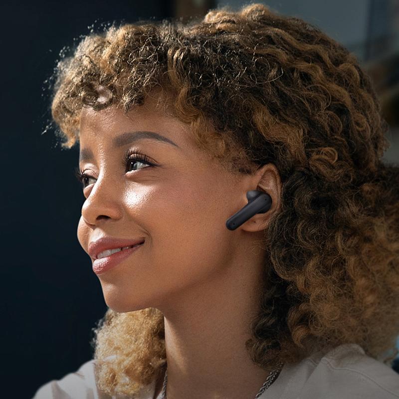 Wireless Noise-cancelling Earbuds with Charging Case - White 3