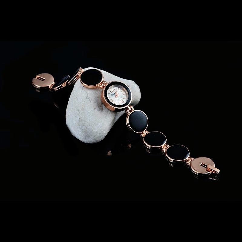 Black Round Dial Bracelet Quartz Wristwatch for Women 3