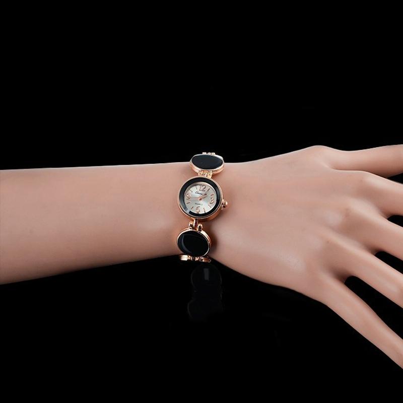 Black Round Dial Bracelet Quartz Wristwatch for Women 5