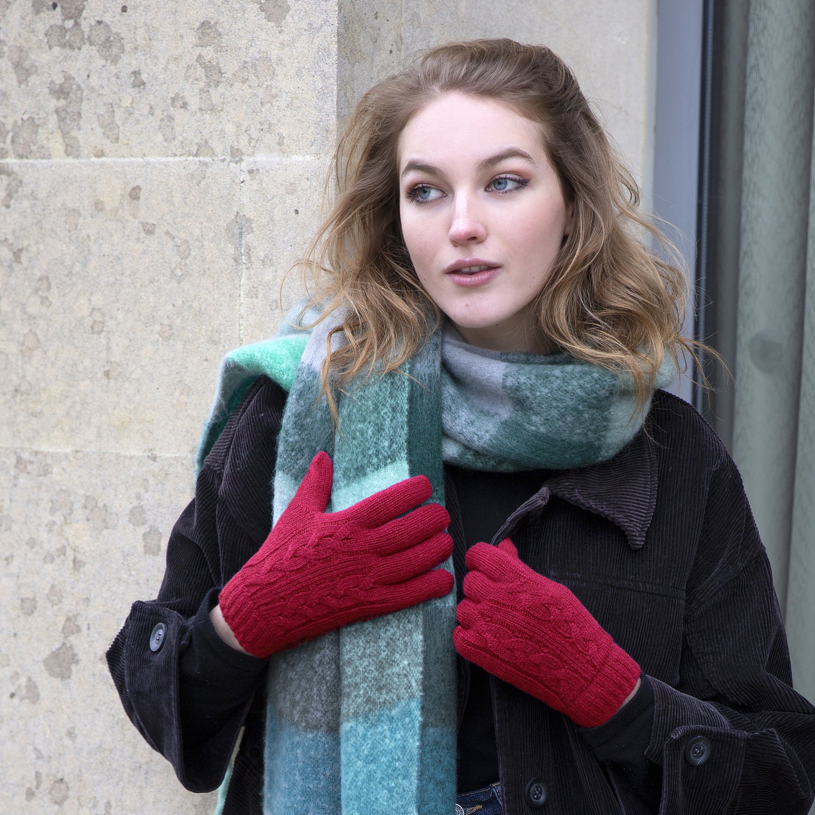 Dents Womens Cable Knit Gloves in Berry 3