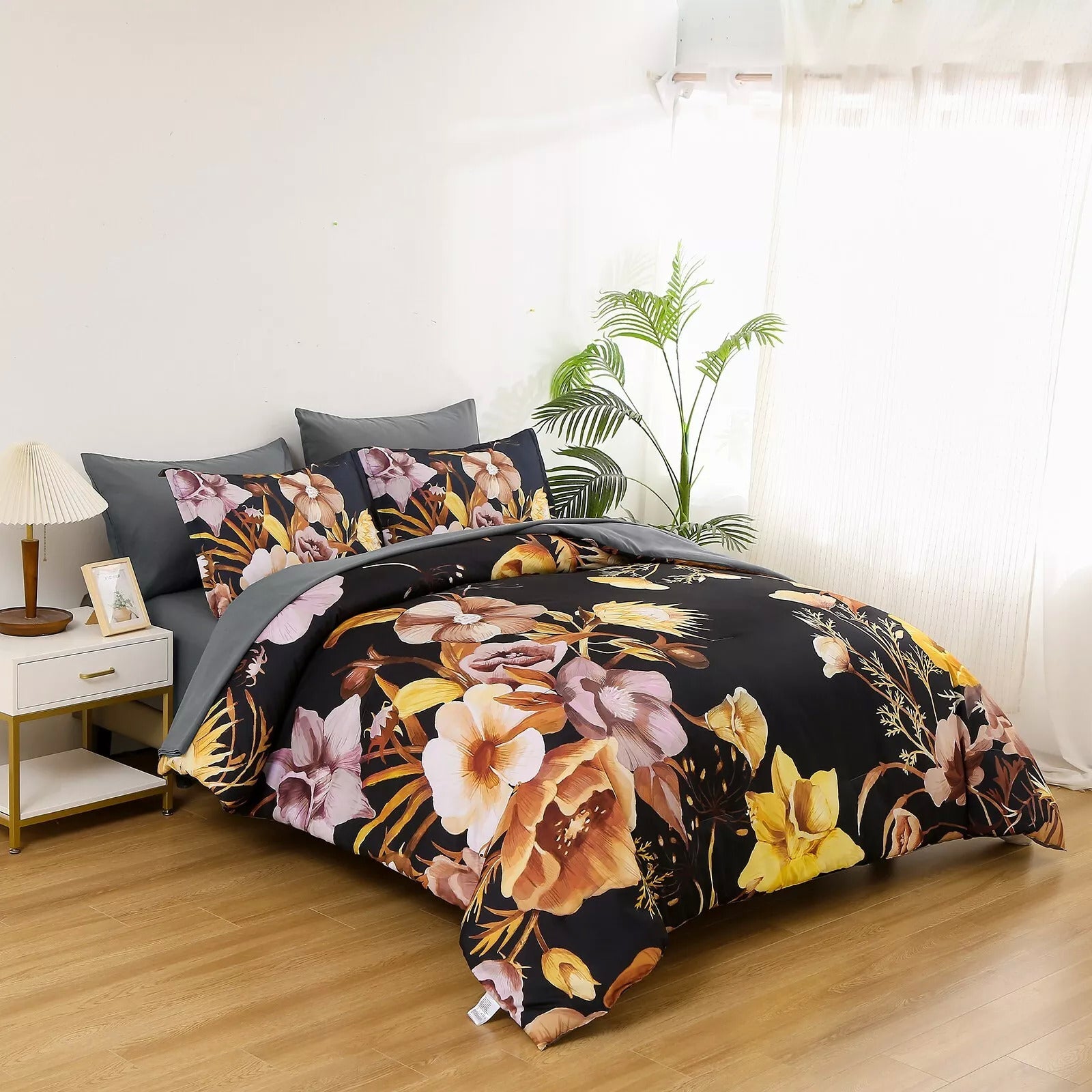 Soft Floral Leaf Comforter Set, King Size, Quilted Bedding with Pillowcases 3
