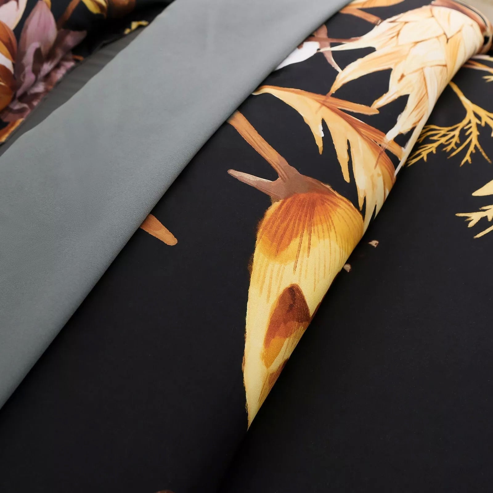 Soft Floral Leaf Comforter Set, King Size, Quilted Bedding with Pillowcases 5