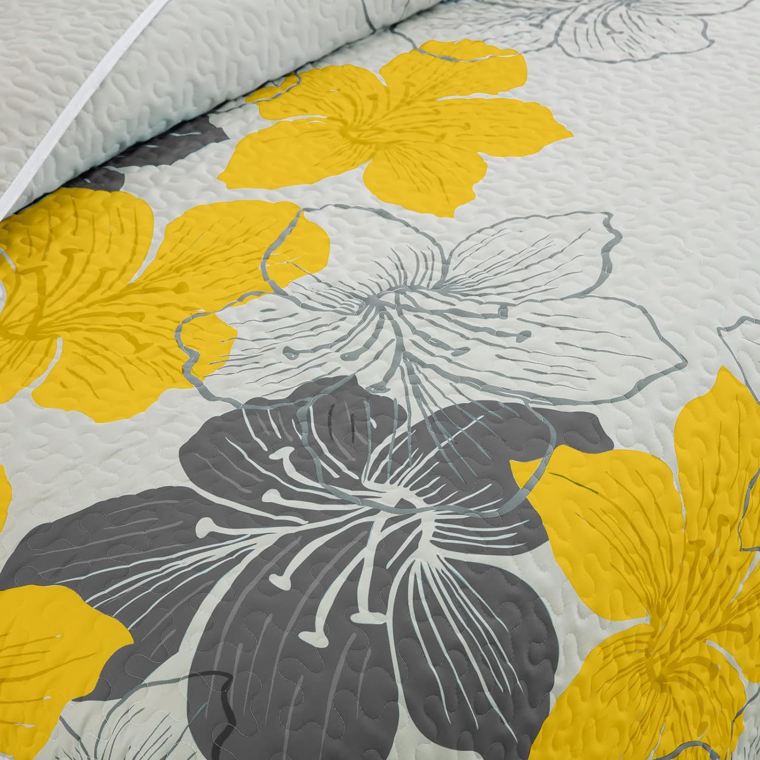 Delicate Quilted Coverlet and Pillowcases Set: Soft Touch for a Restful Night - Queen size 4