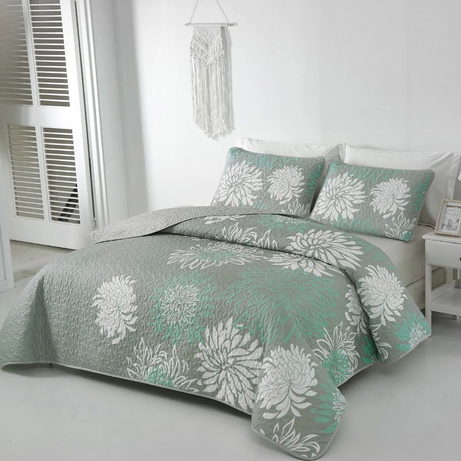 Elegant Quilted Bedspread and Pillowcases Set: Infuse Your Bedroom with Charm - Queen size 3