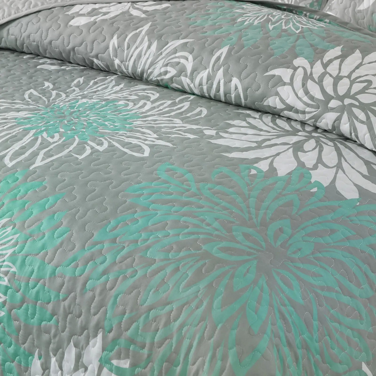 Elegant Quilted Bedspread and Pillowcases Set: Infuse Your Bedroom with Charm - Queen size 4