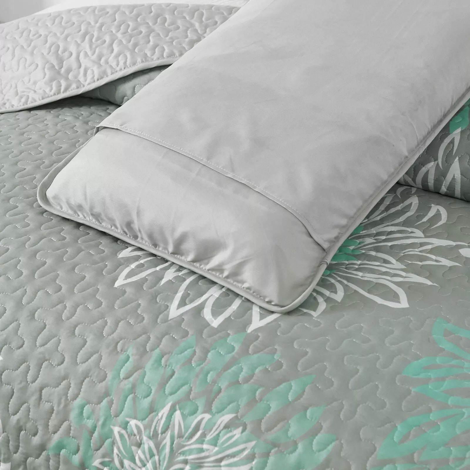 Elegant Quilted Bedspread and Pillowcases Set: Infuse Your Bedroom with Charm - Queen size 7