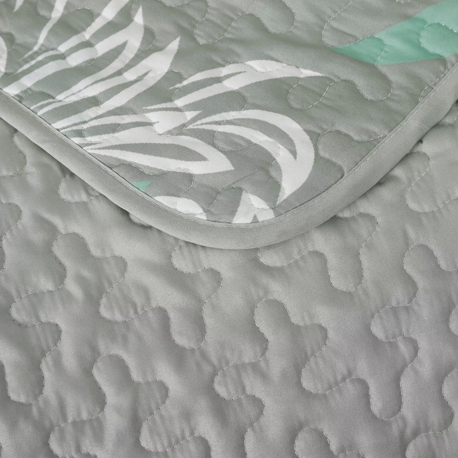 Elegant Quilted Bedspread and Pillowcases Set: Infuse Your Bedroom with Charm - Queen size 8