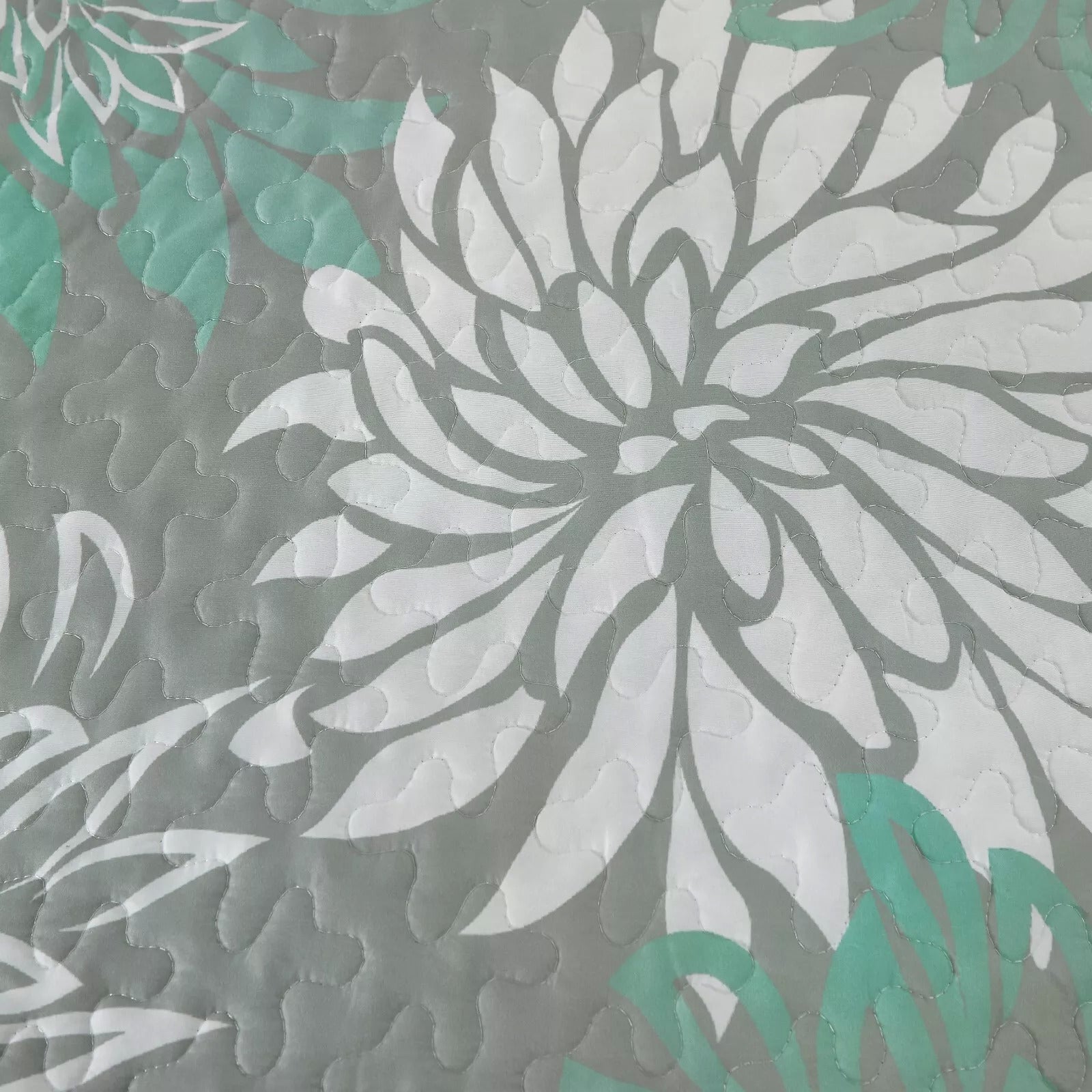 Elegant Quilted Bedspread and Pillowcases Set: Infuse Your Bedroom with Charm - Queen size 9