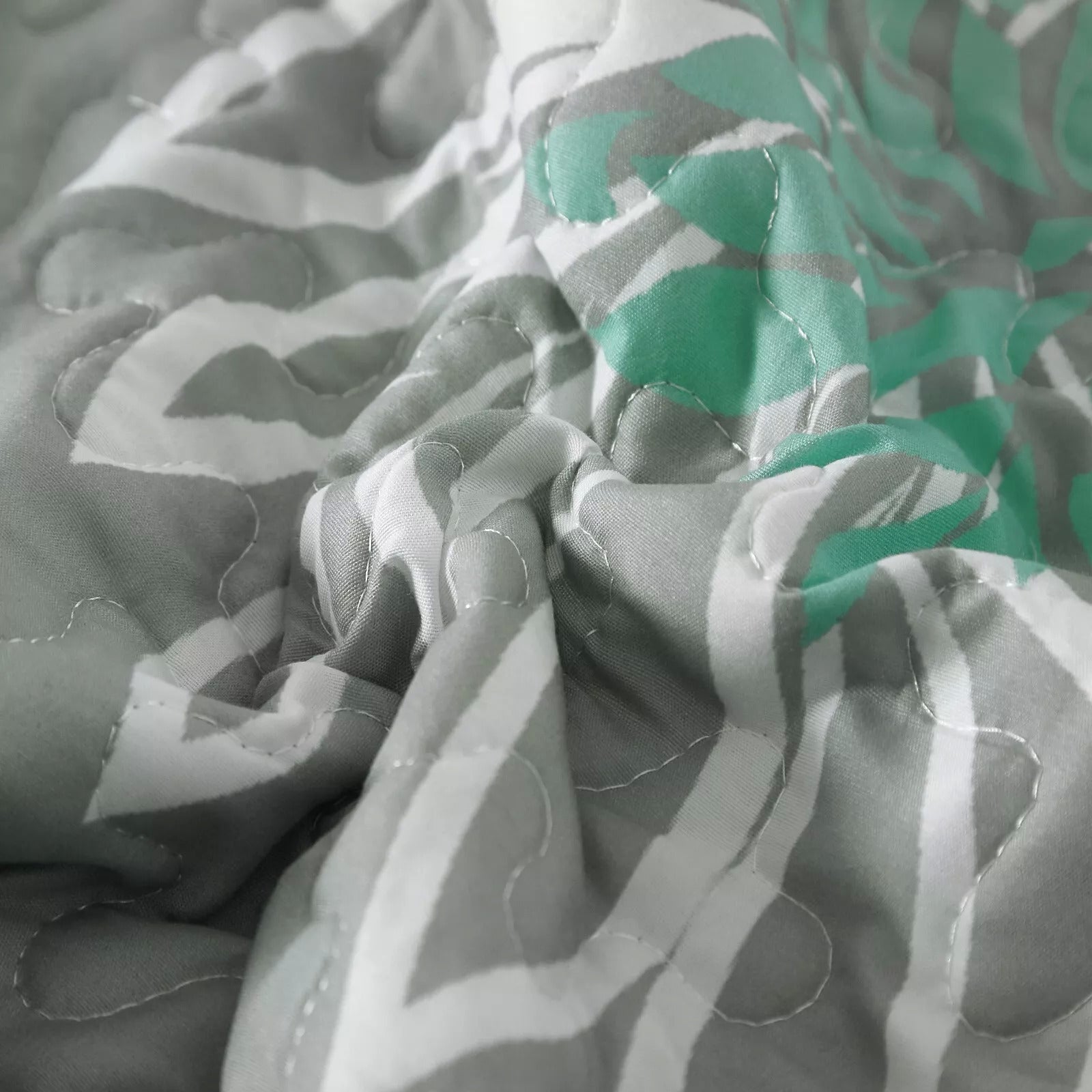 Elegant Quilted Bedspread and Pillowcases Set: Infuse Your Bedroom with Charm - Queen size 11