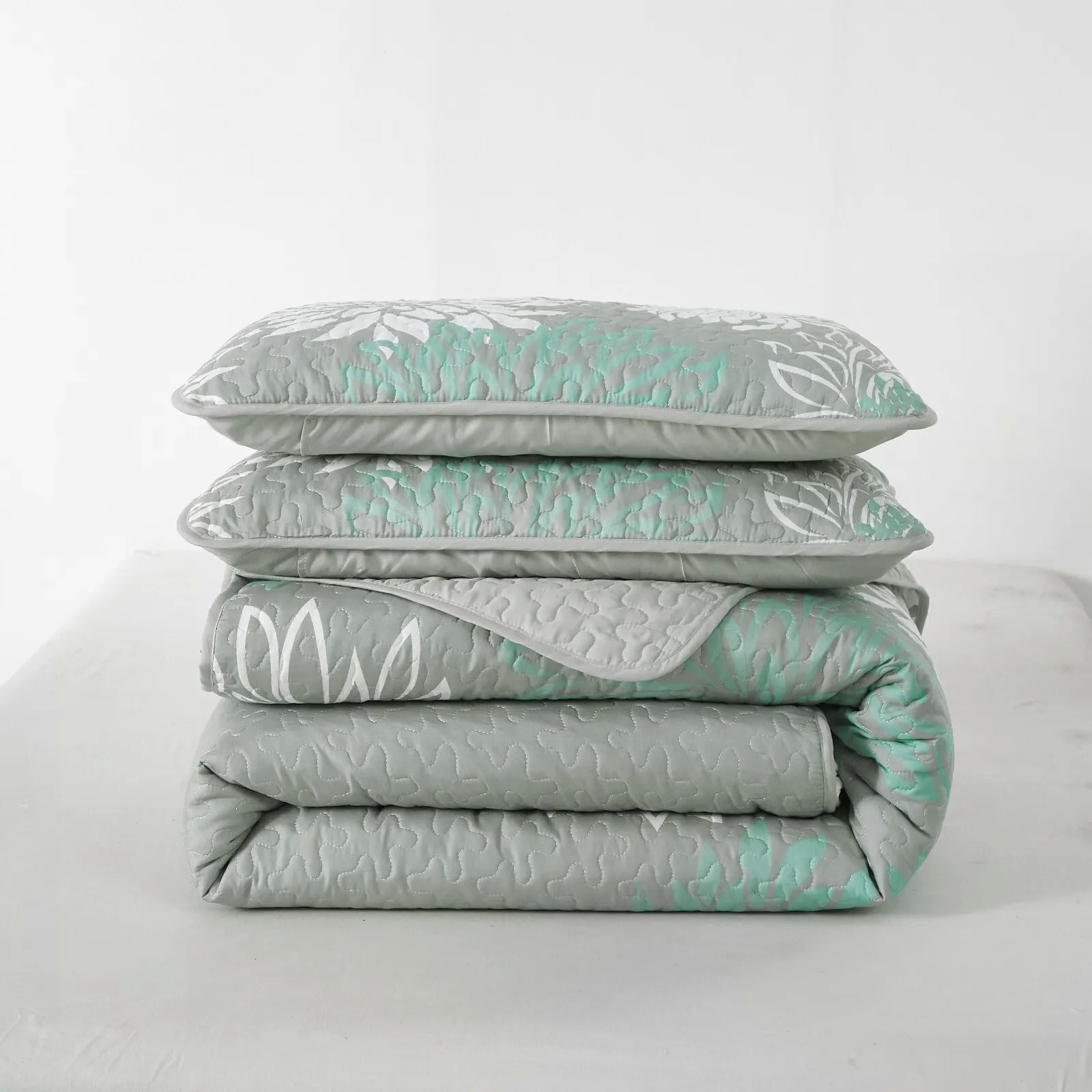 Elegant Quilted Bedspread and Pillowcases Set: Infuse Your Bedroom with Charm - Queen size 12