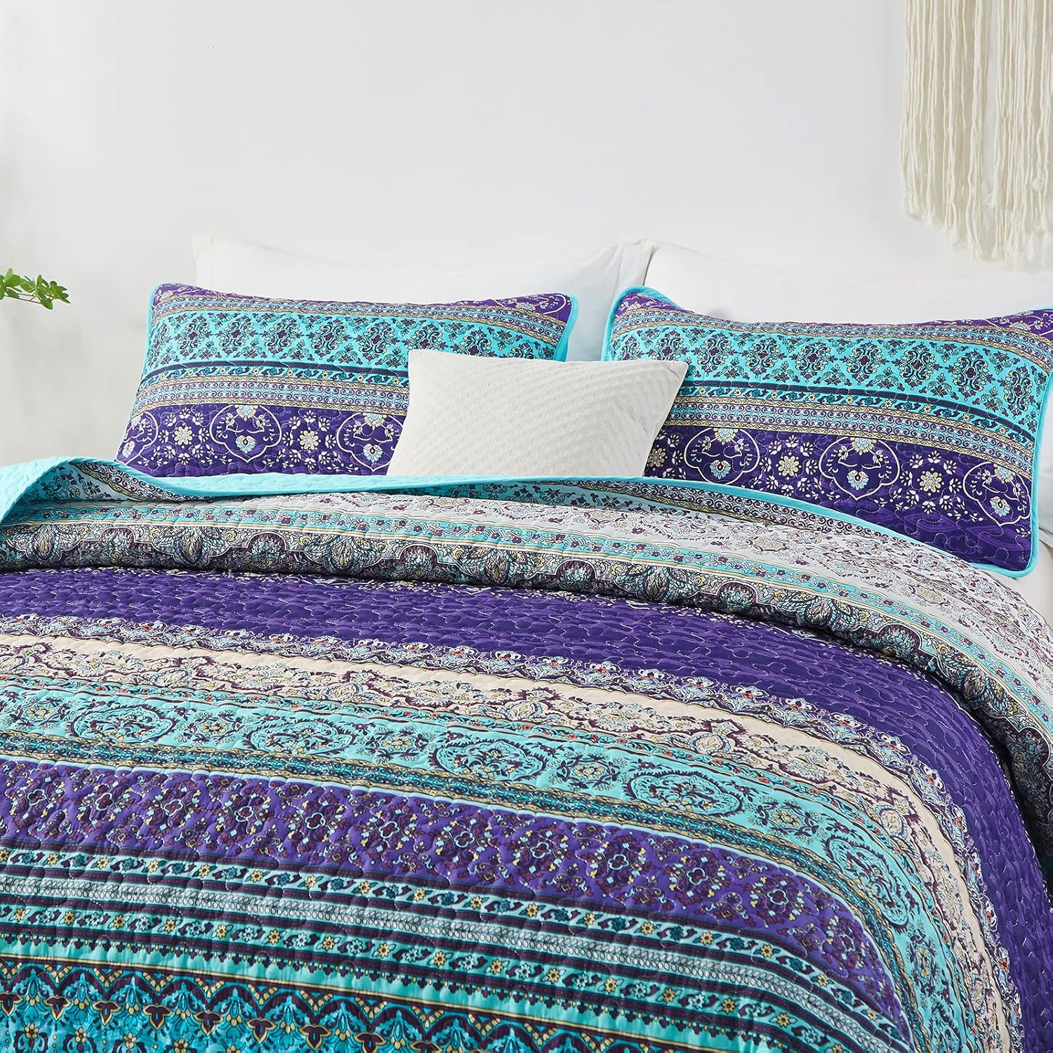 Tranquil Quilted coverlet and pillowcovers set: Perfect for Relaxation - Queen size 3