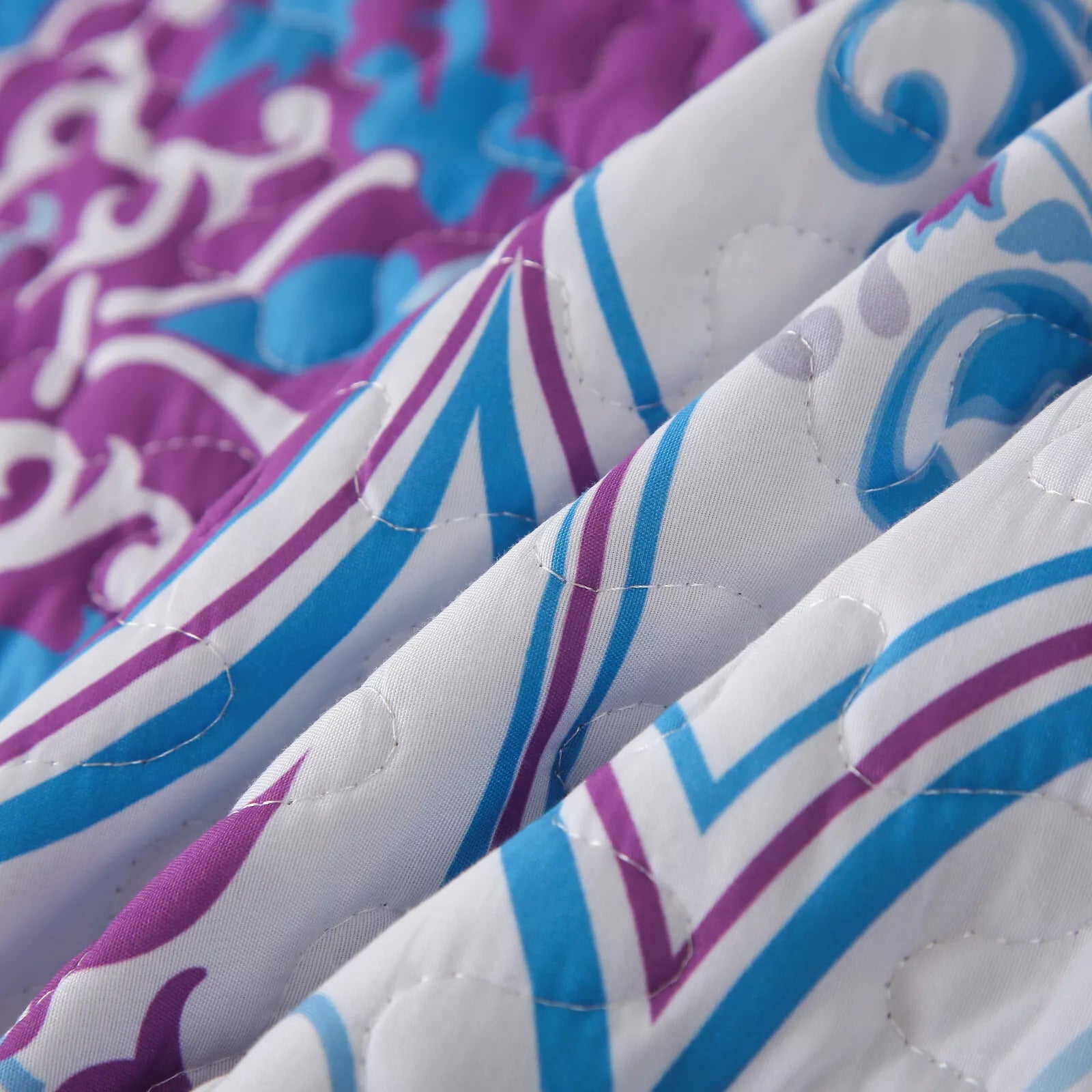 Handsome Quilted Bedspread and Pillowcases Set: Strong, Sturdy, and Stylish - Queen size 7