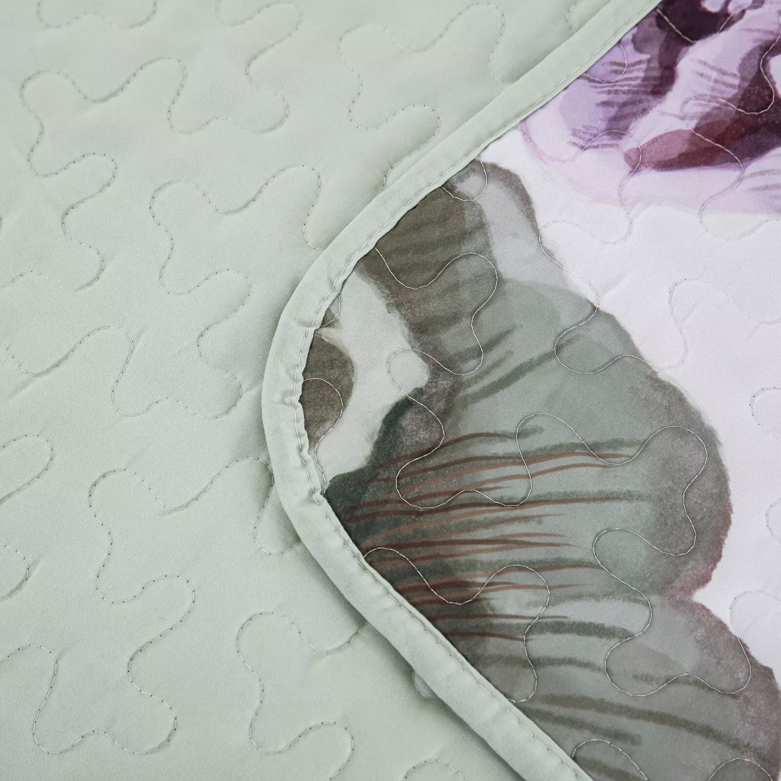 Deluxe Quilted Bedspread and Pillowcases Set: Infuse Your Bedroom with Style - Queen size 9