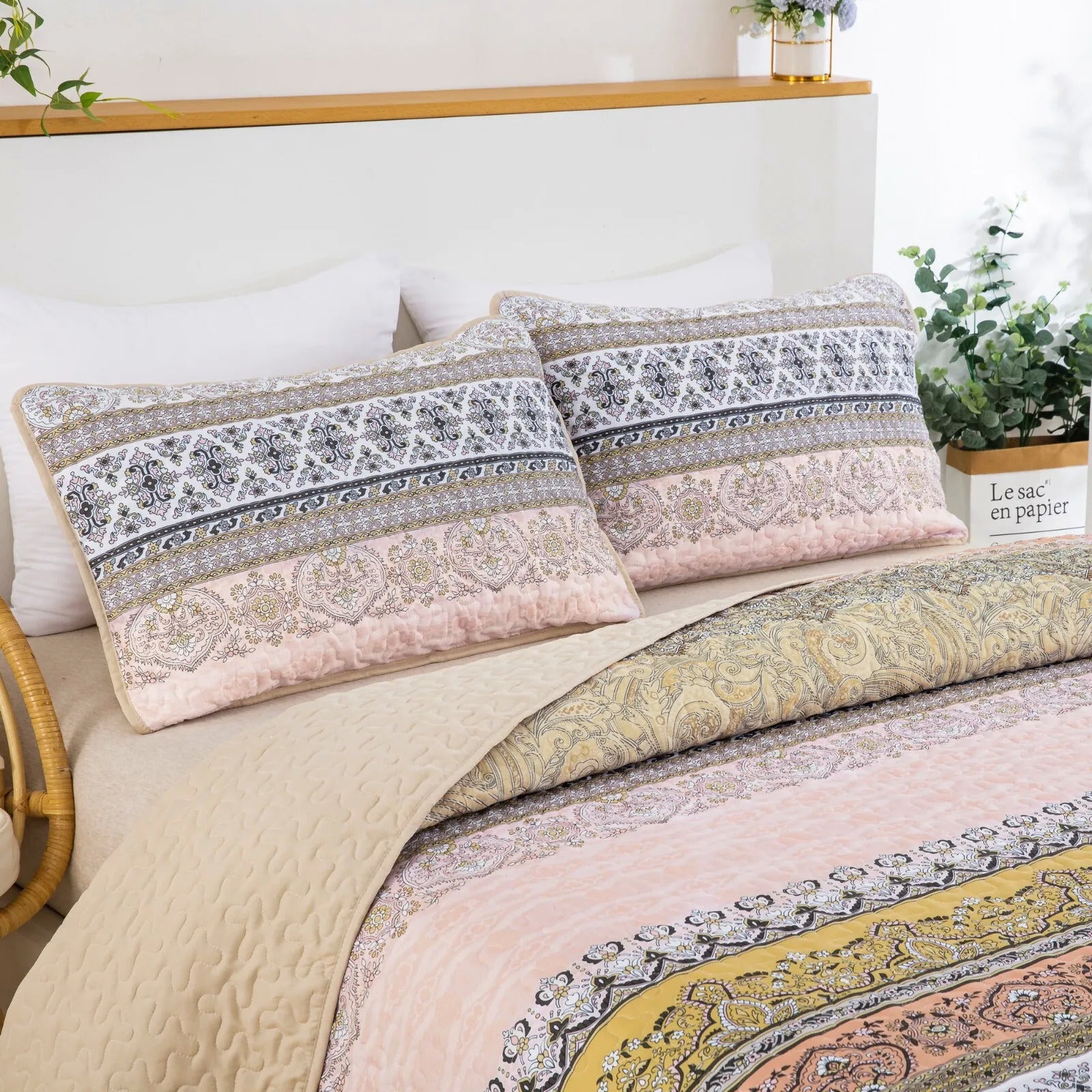 Crafted Quilted Bedspread and Pillowcases Set: A Testament to Skilled Craftsmanship - Queen size 4