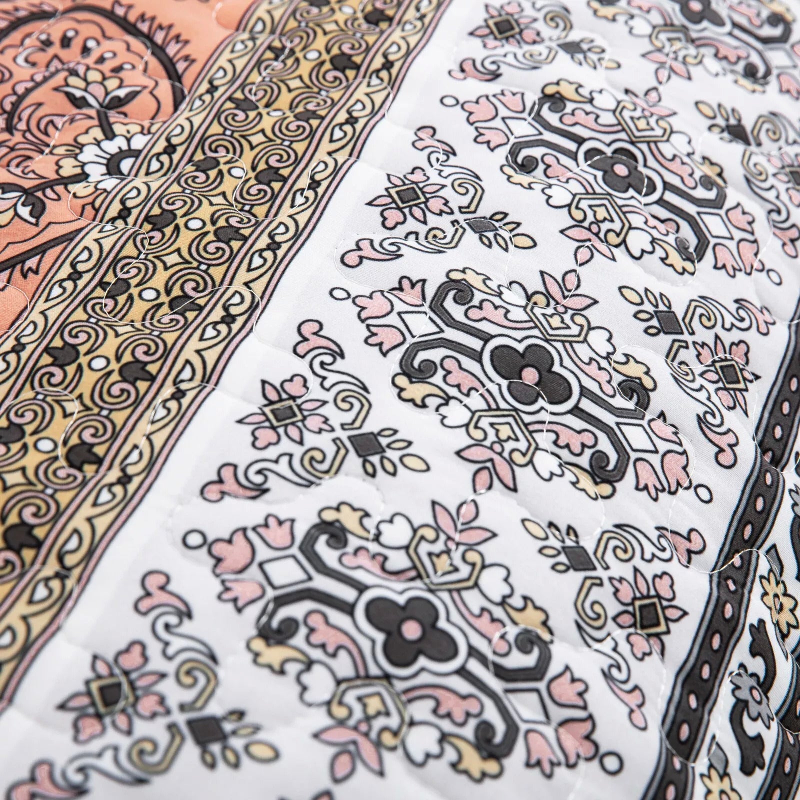 Crafted Quilted Bedspread and Pillowcases Set: A Testament to Skilled Craftsmanship - Queen size 9