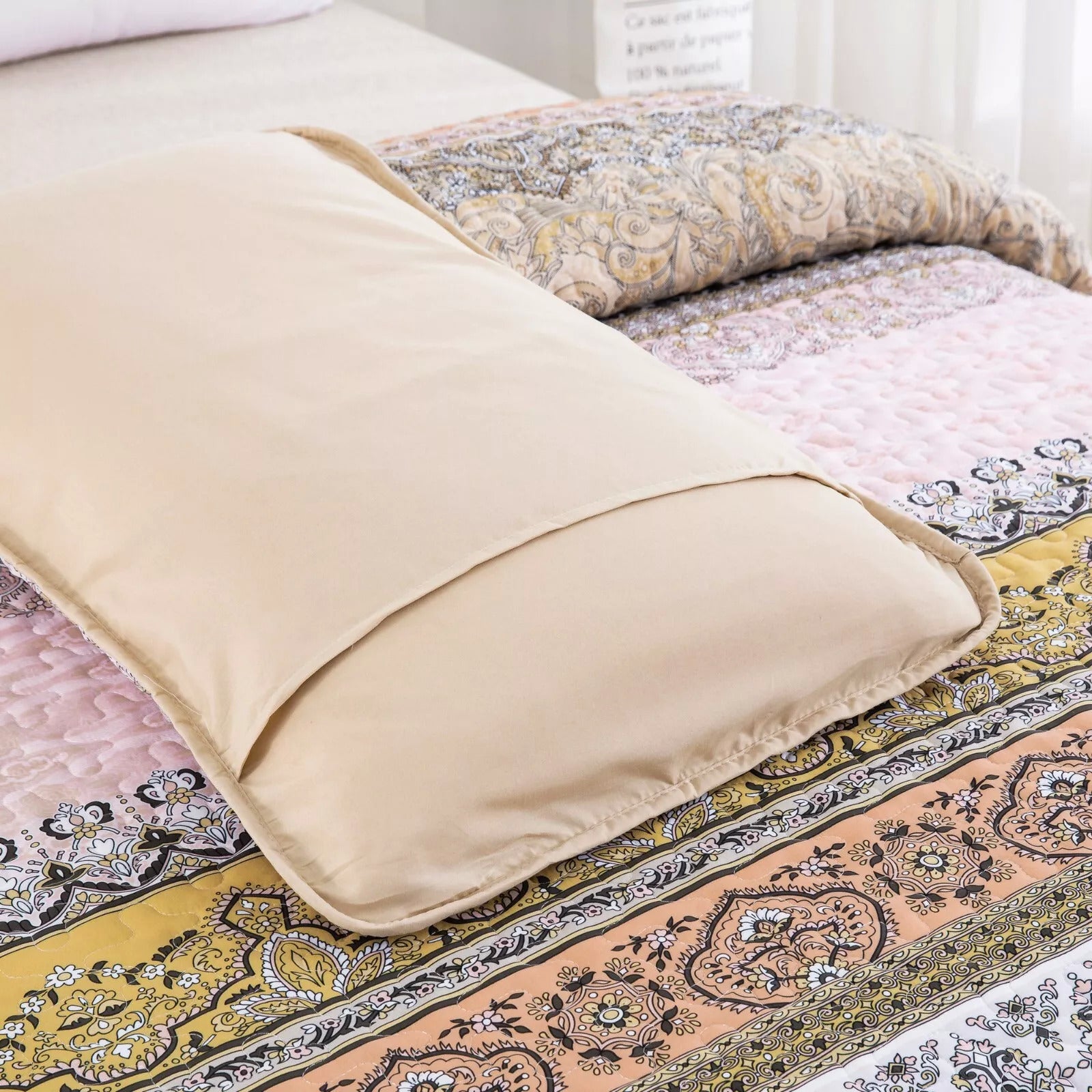 Crafted Quilted Bedspread and Pillowcases Set: A Testament to Skilled Craftsmanship - Queen size 12