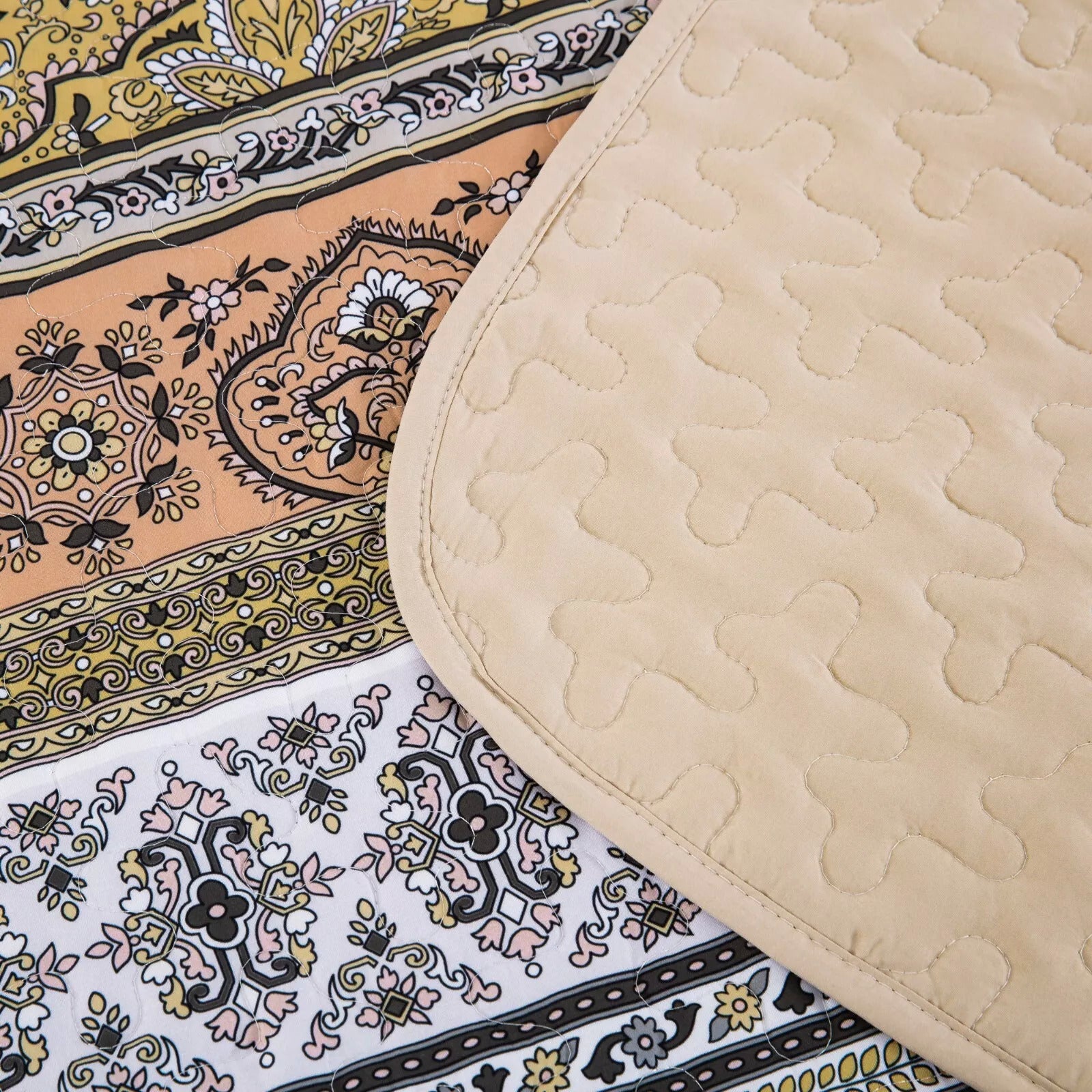 Crafted Quilted Bedspread and Pillowcases Set: A Testament to Skilled Craftsmanship - Queen size 14