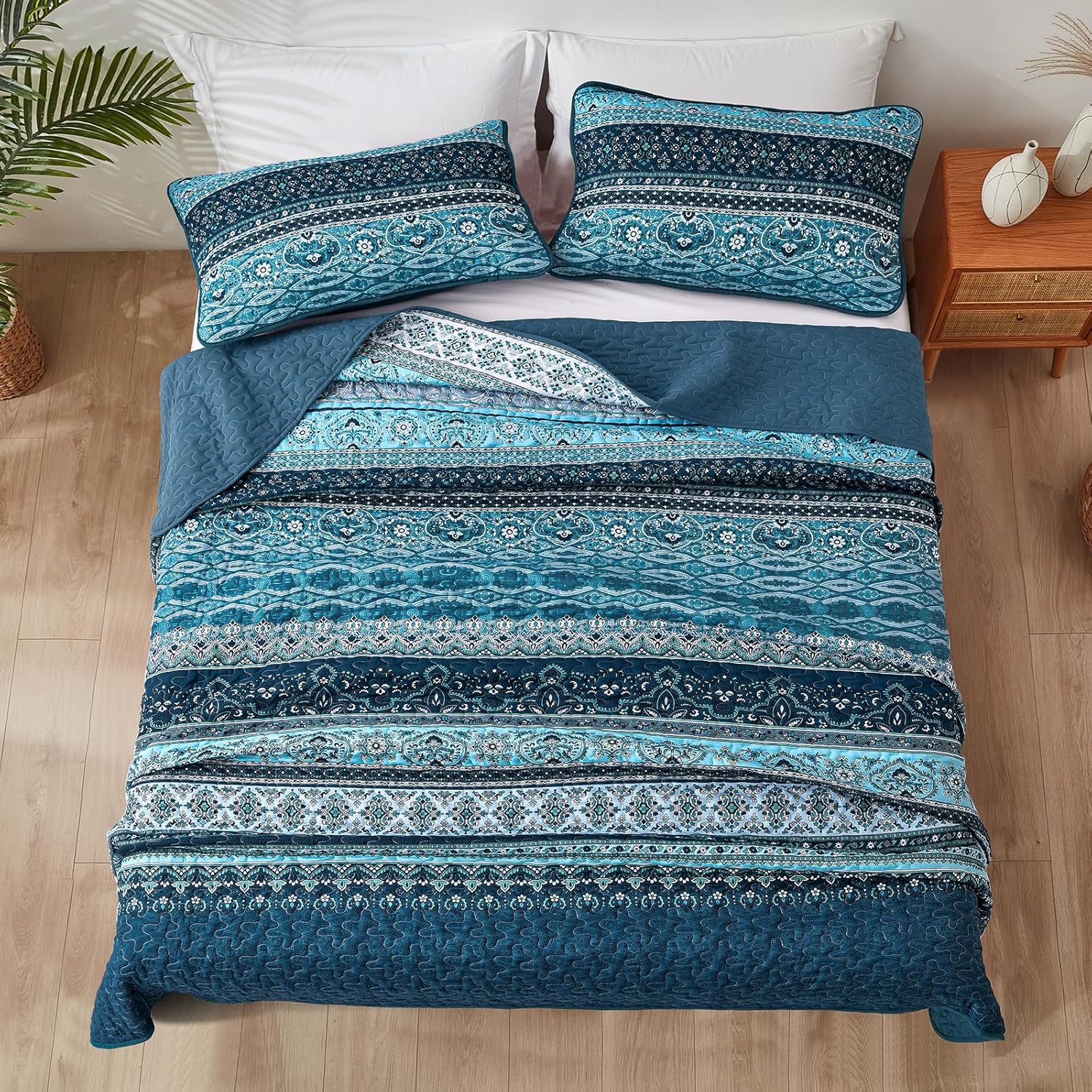 Opalescent Quilted coverlet and pillowcovers set: Shimmering Beauty - Queen size 4