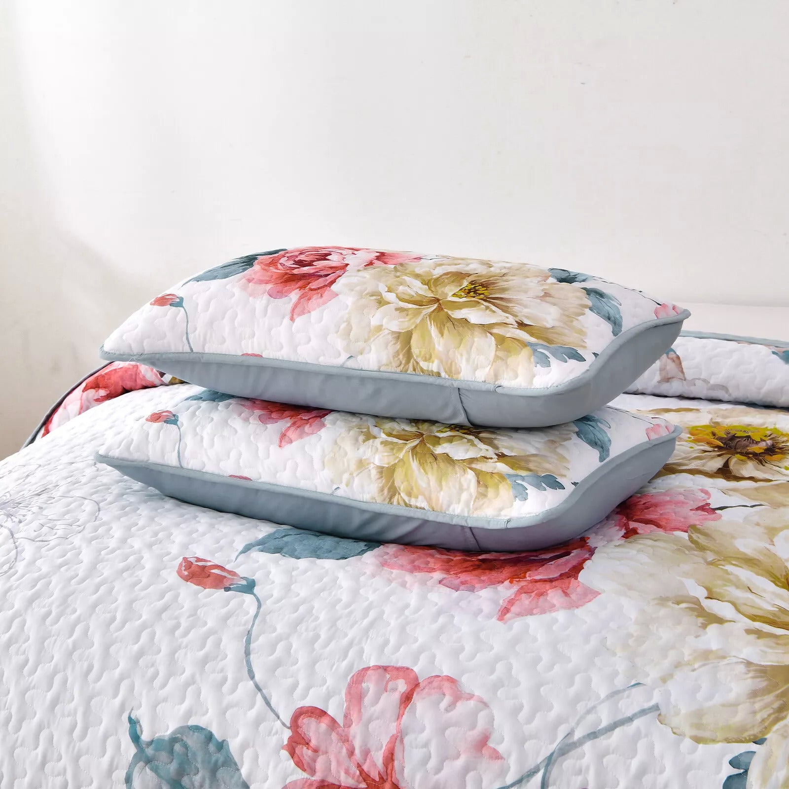 Vibrant Quilted Bedspread and Pillowcases Set: Add Color and Comfort to Your Space - Queen size 4