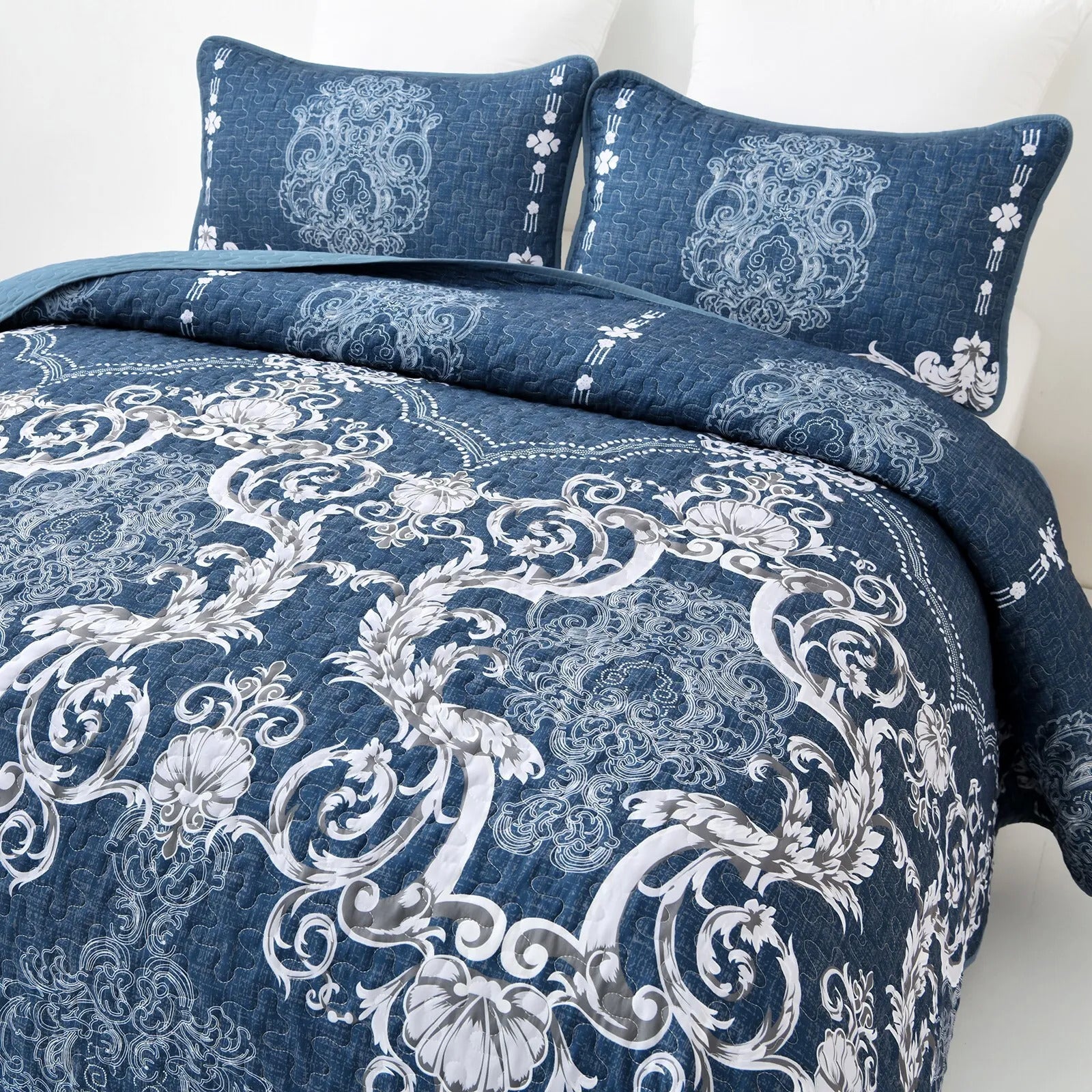 Alluring Quilted bedspread and pillowcovers set: Luxurious Bedroom Addition - Queen size 4