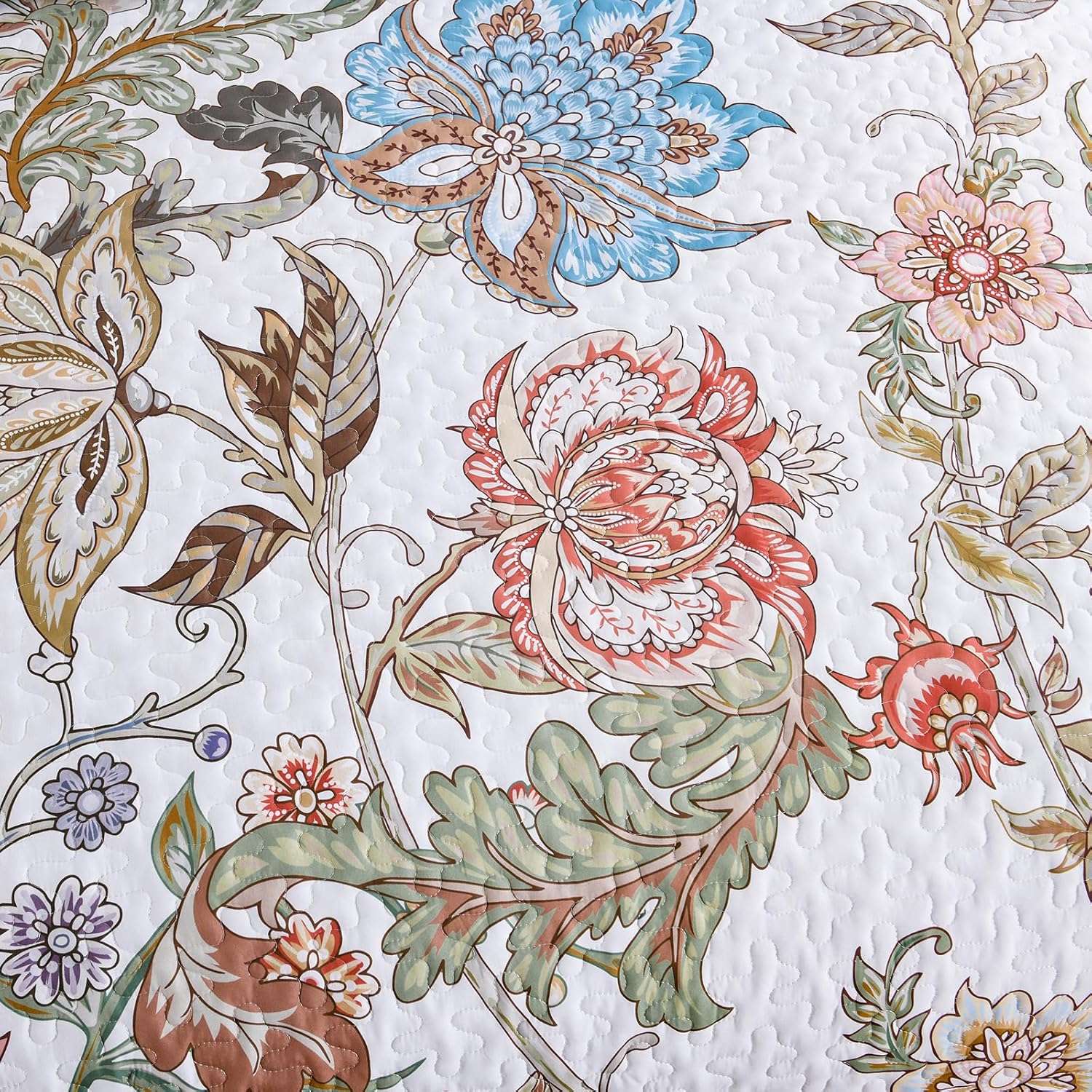 Warm and Inviting Quilted Bedspread and Pillowcases Set: Designed for Relaxation - Queen size 6