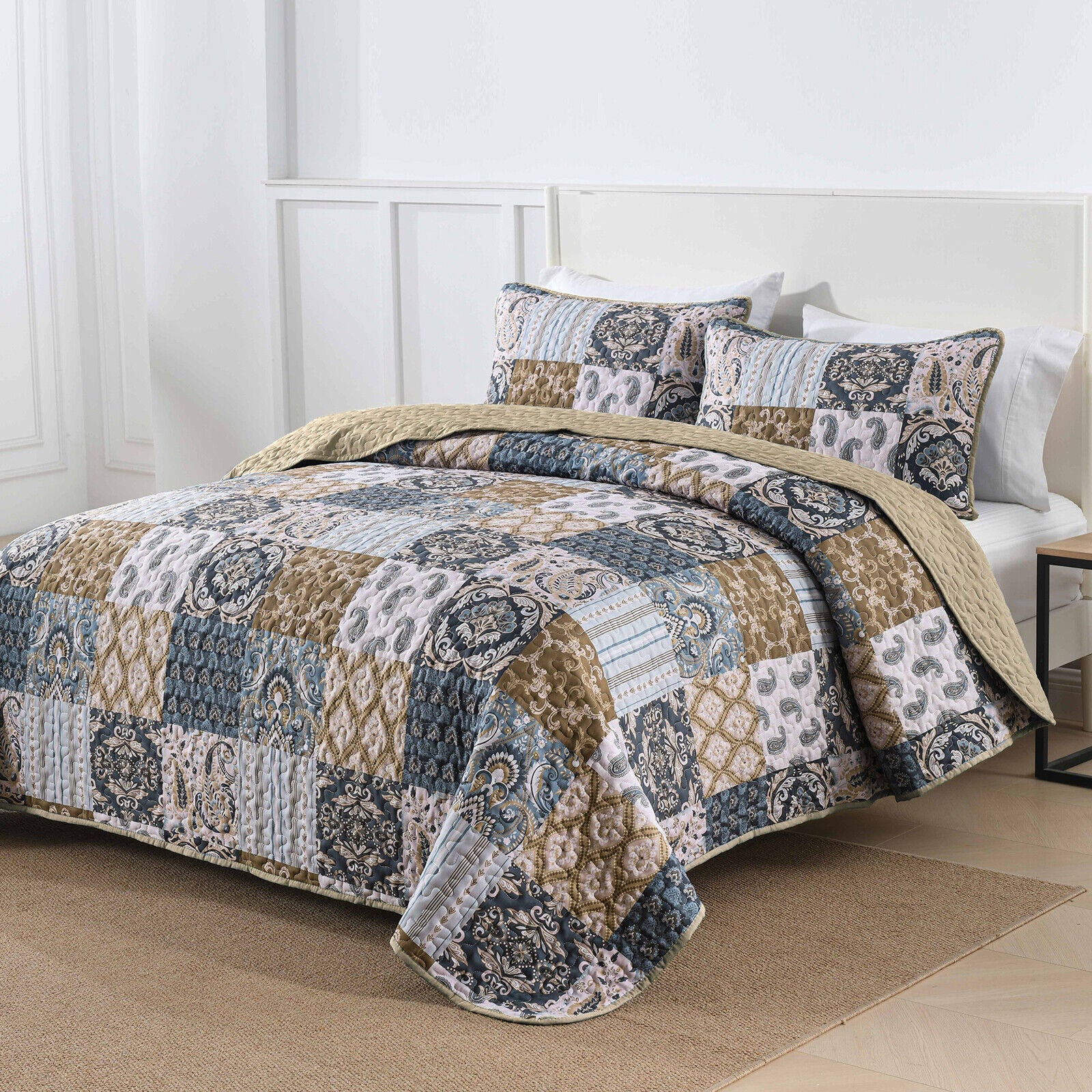 Retro Charm Queen Bedspread Set with Bold Checkered Design 3